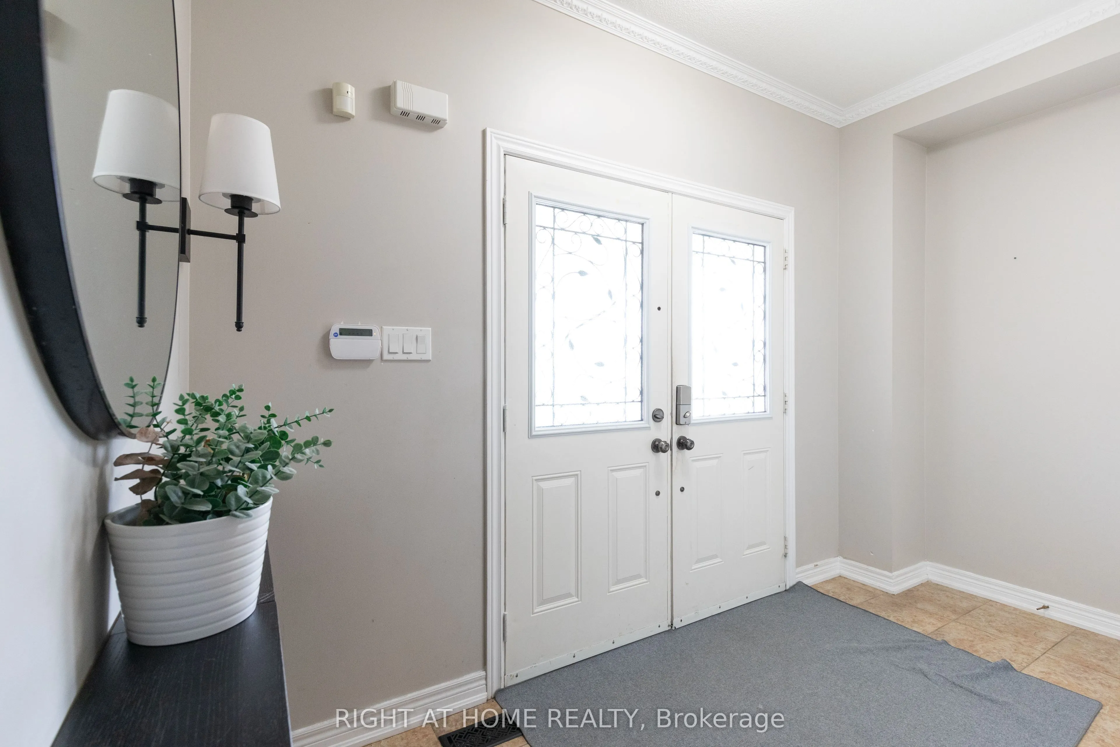 182 Maurier Boulevard