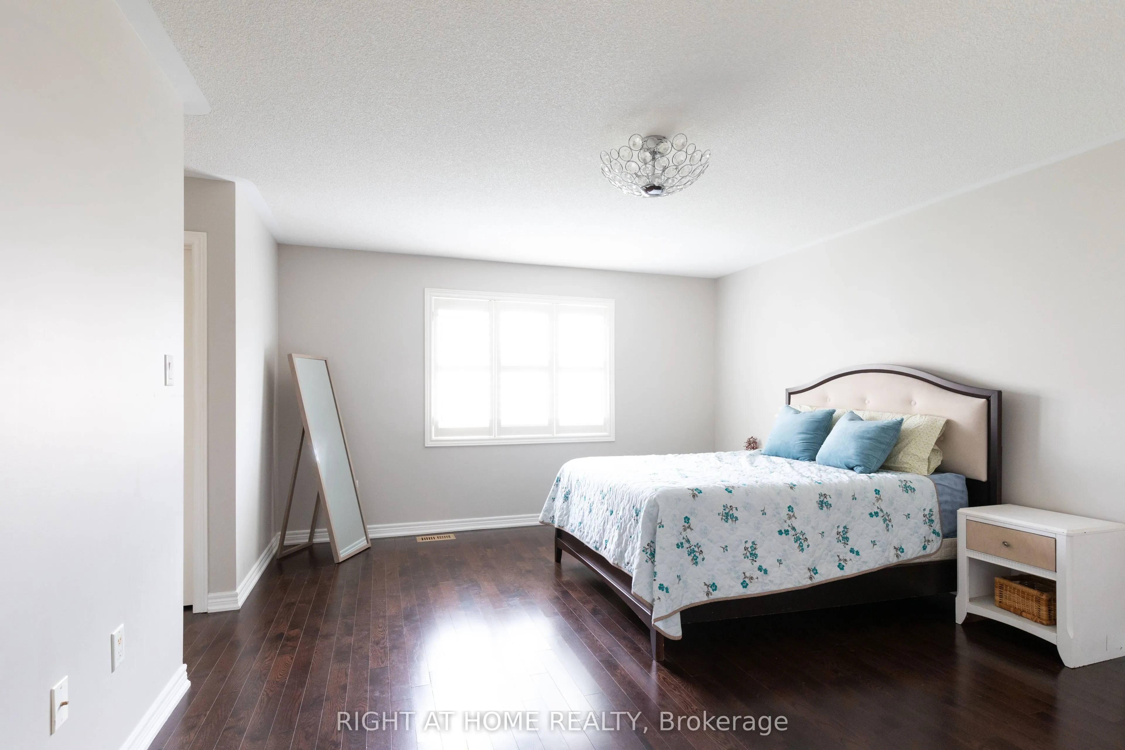 182 Maurier Boulevard
