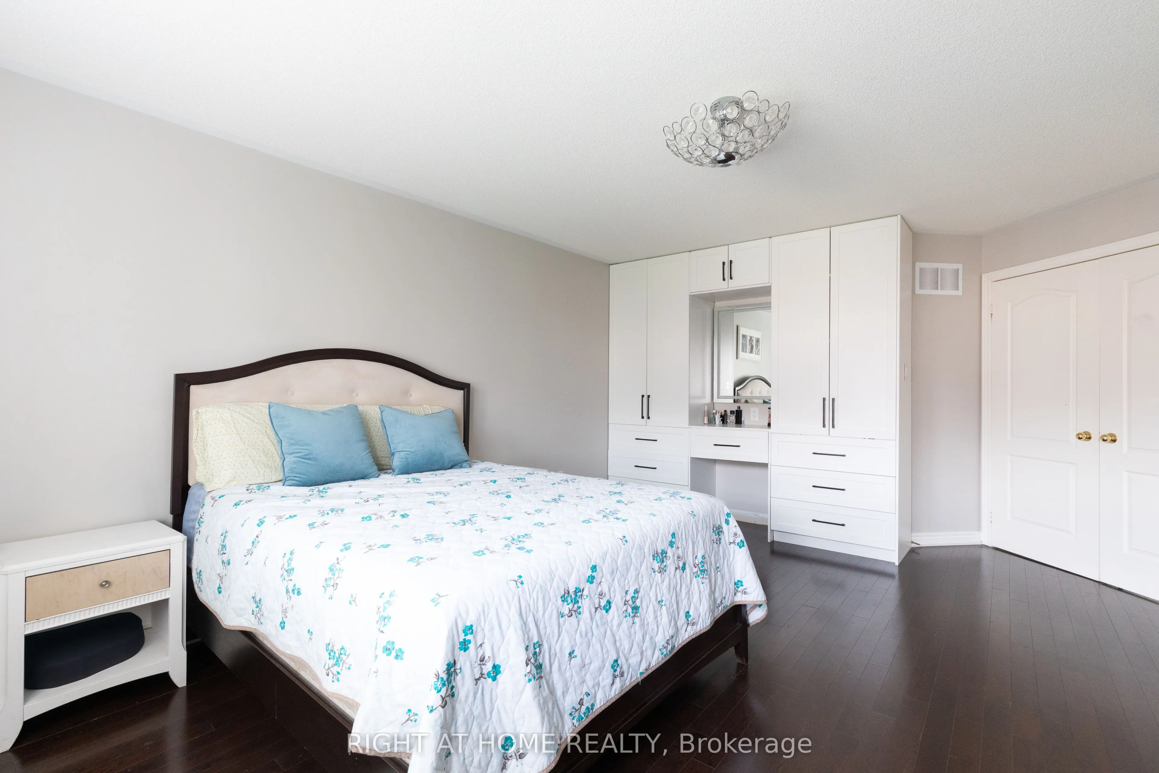 182 Maurier Boulevard