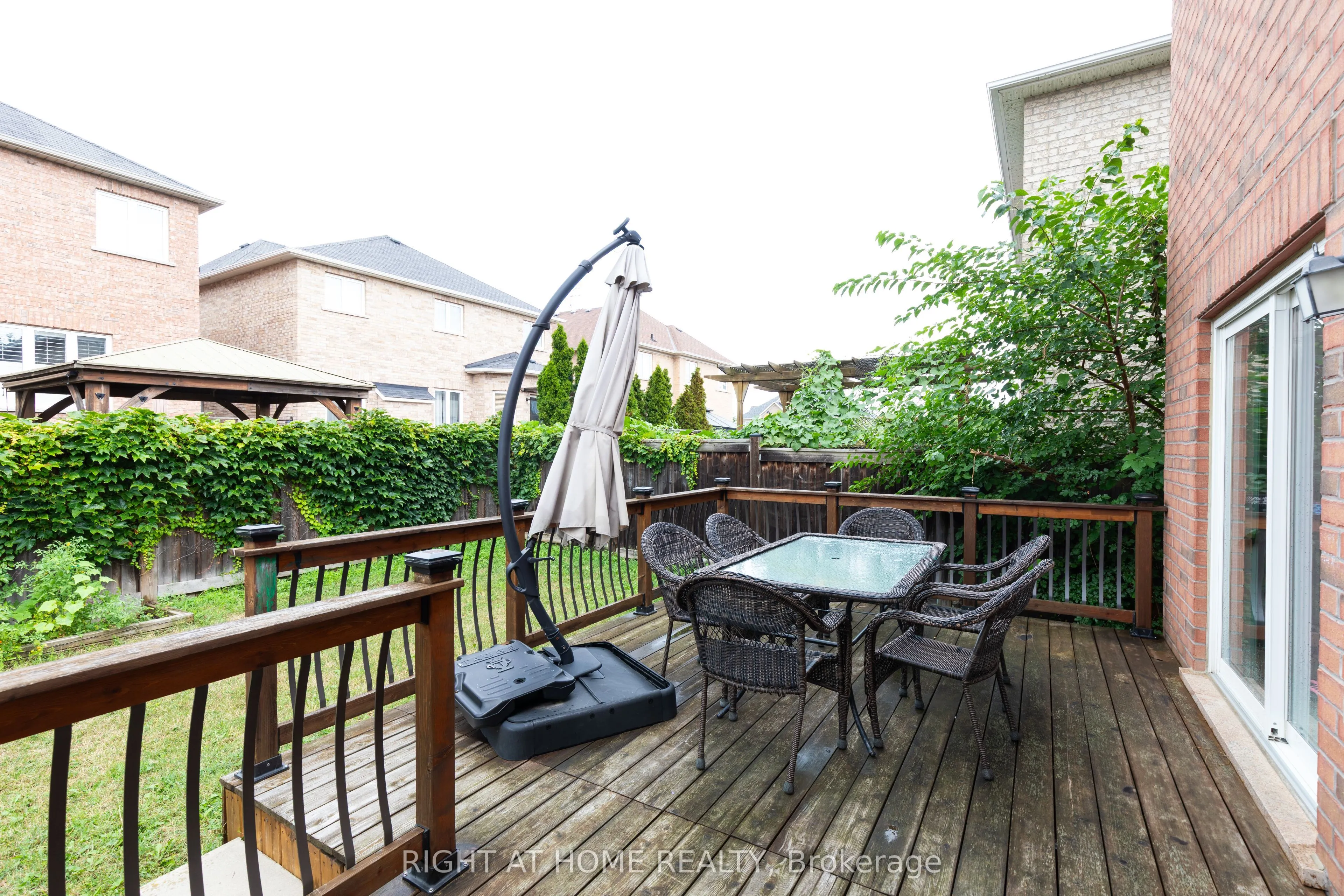 182 Maurier Boulevard
