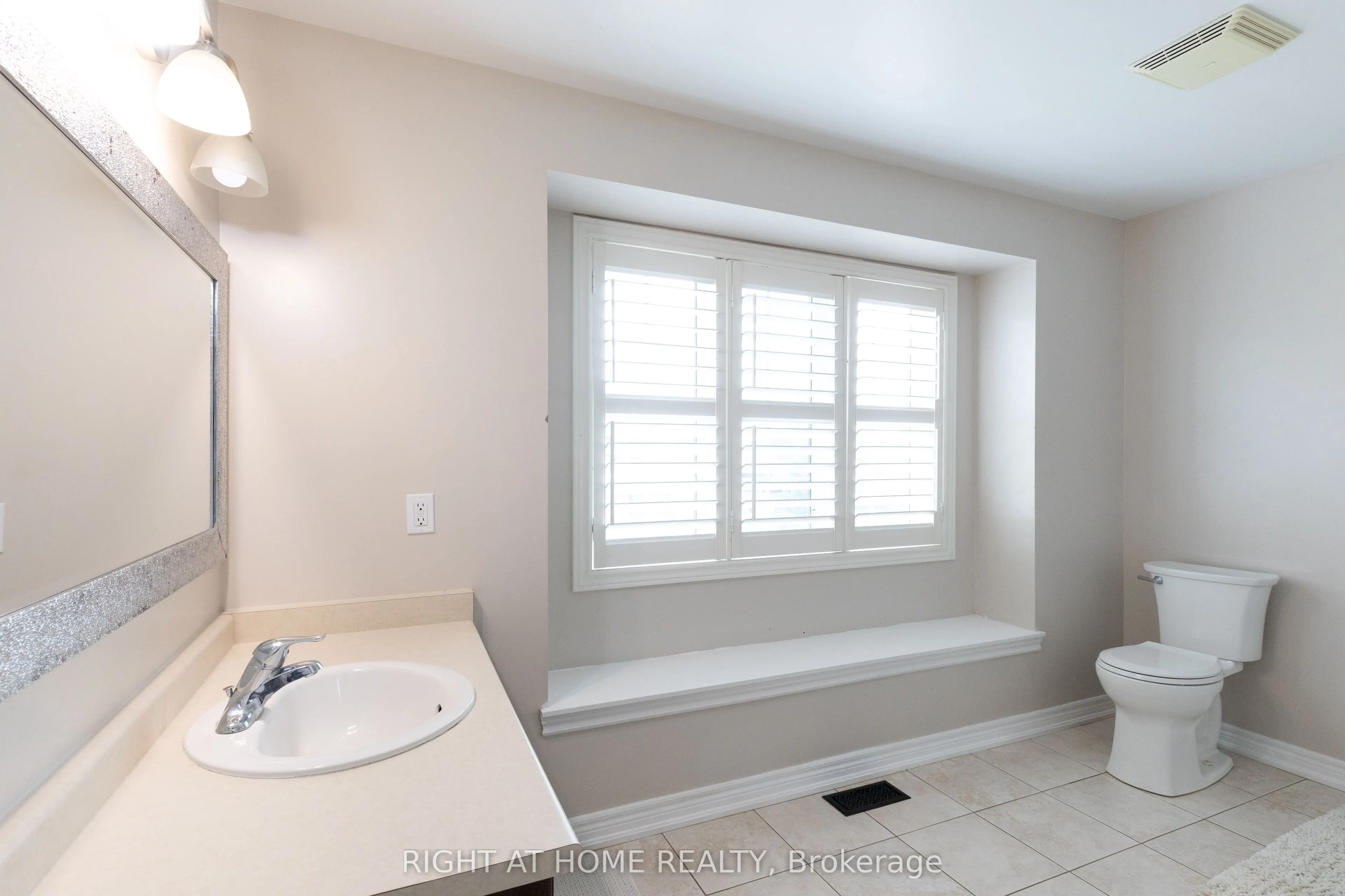 182 Maurier Boulevard