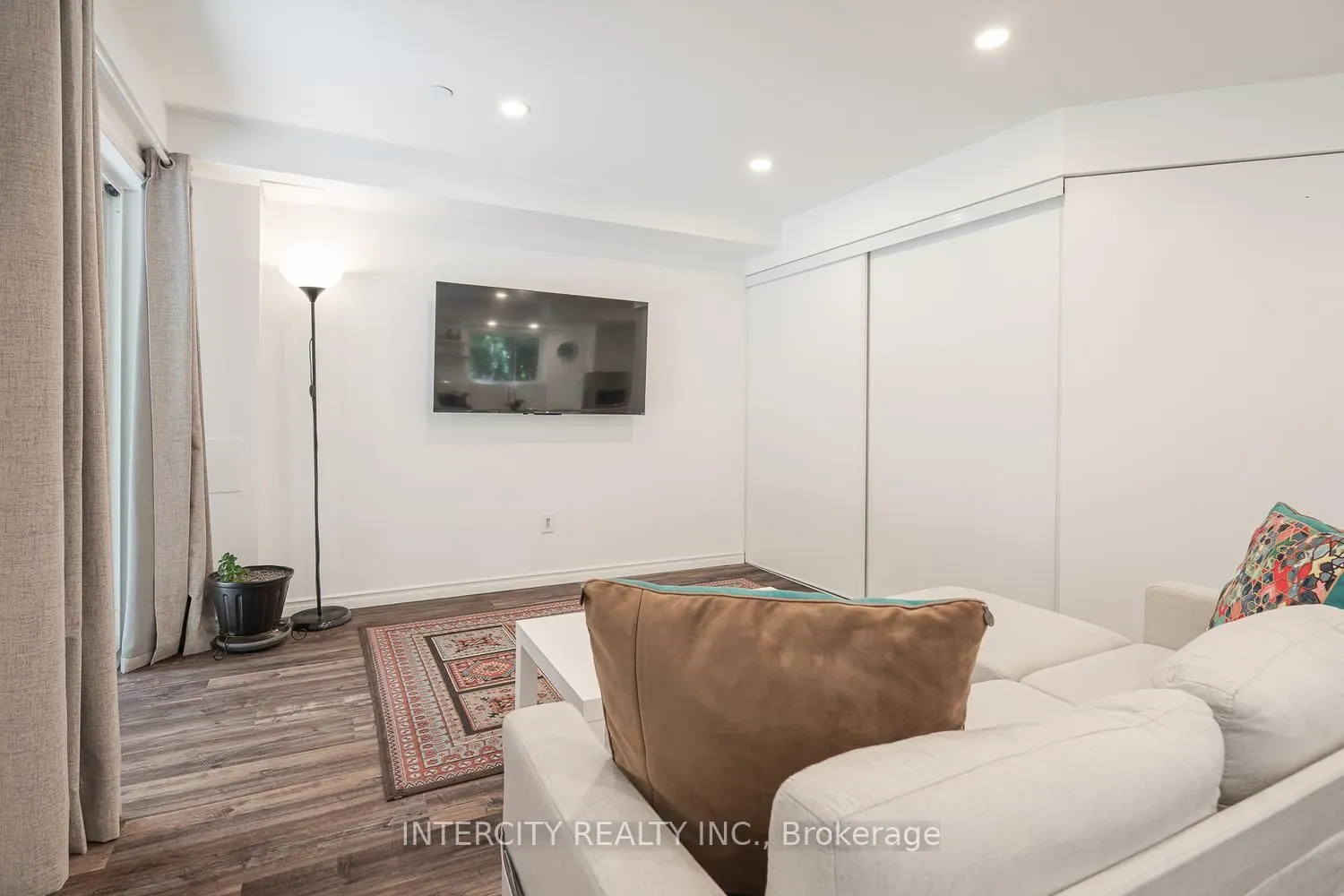 1331 Major Mackenzie Drive W #116