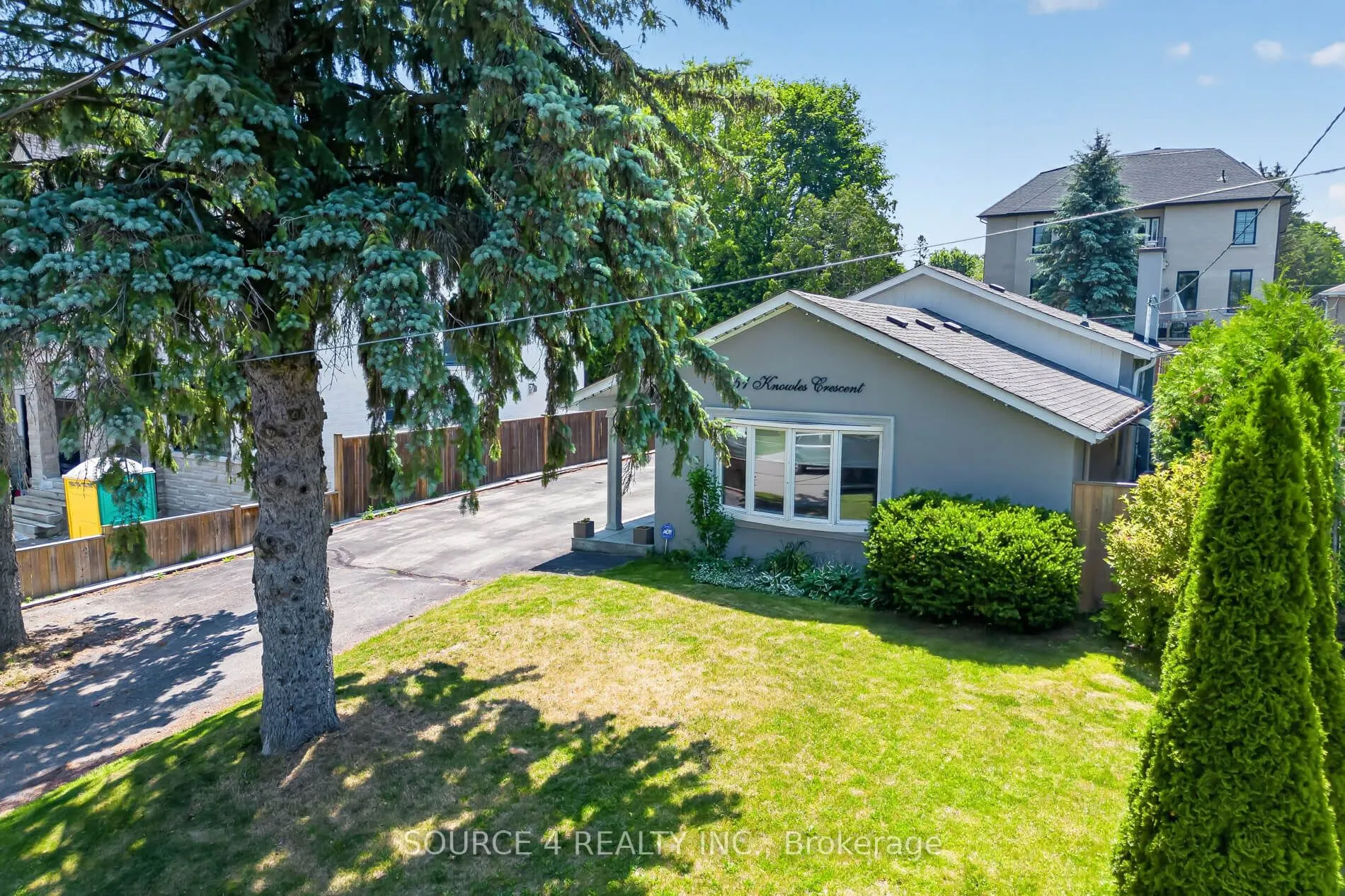 51 Knowles Crescent