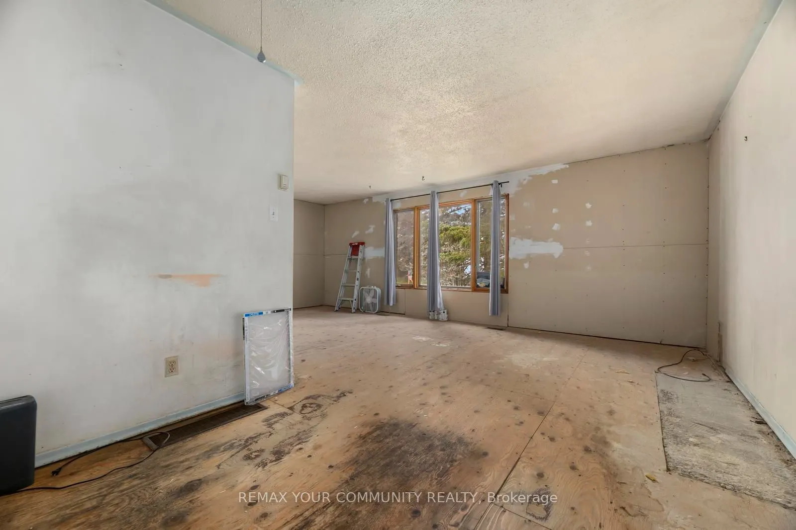 566 Highland Crescent