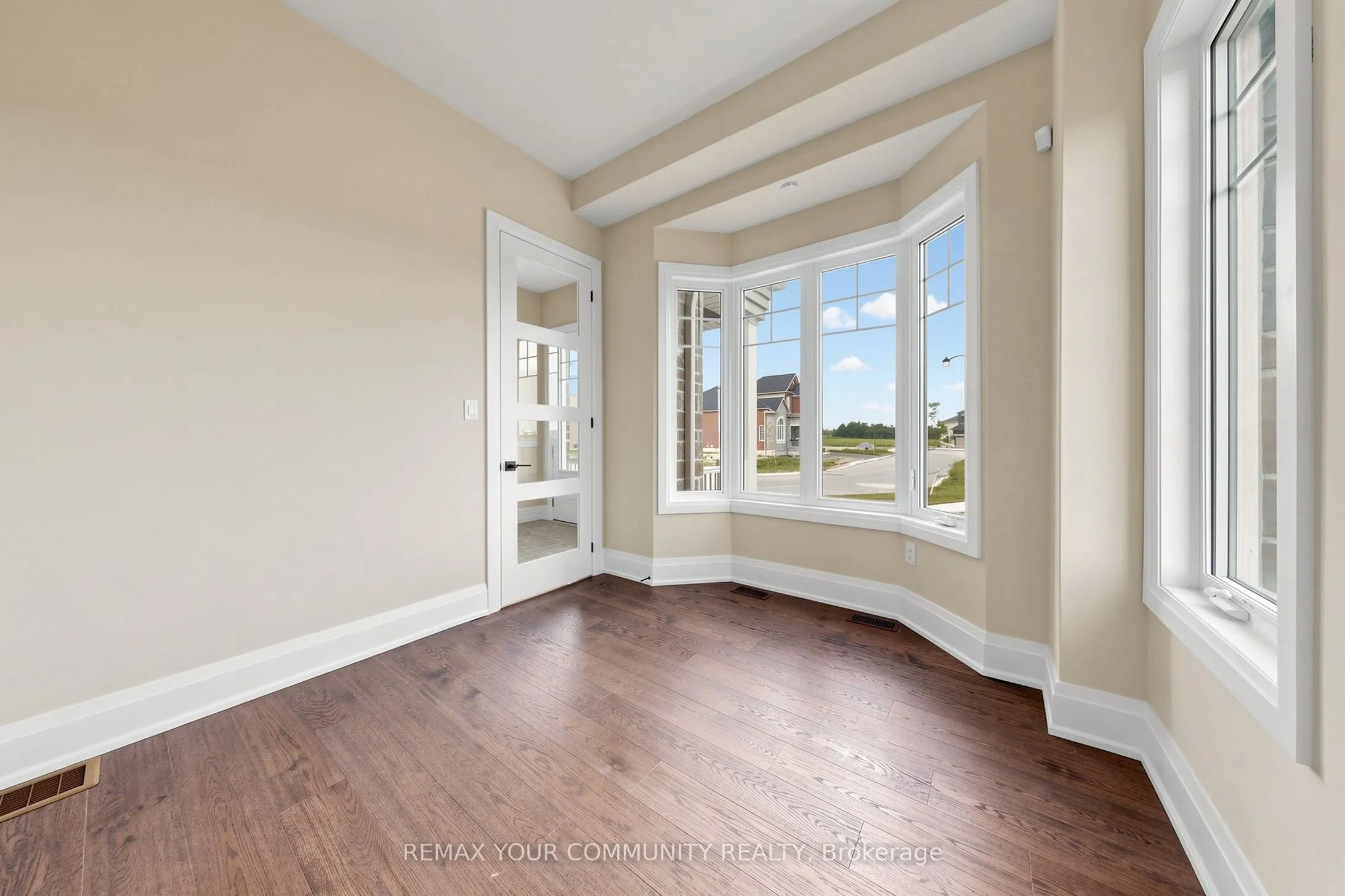33 Lorrain Hand Crescent