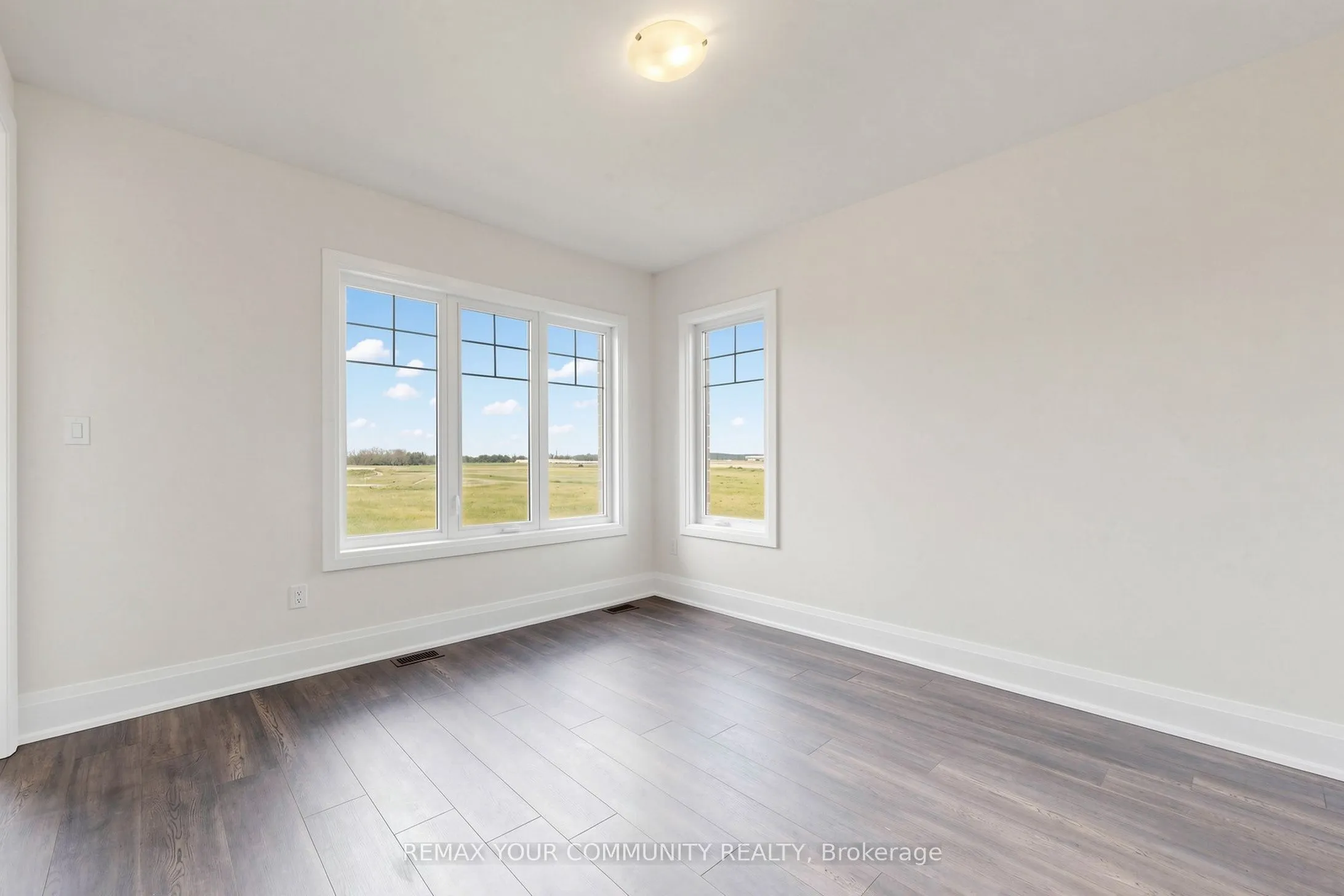 33 Lorrain Hand Crescent