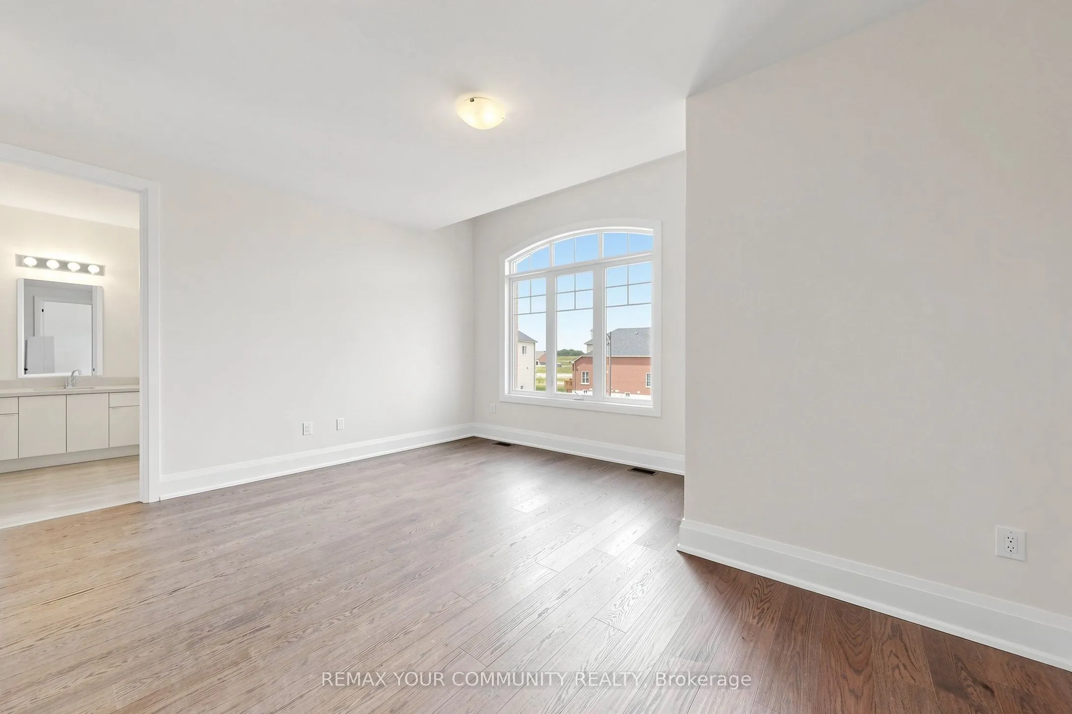 33 Lorrain Hand Crescent