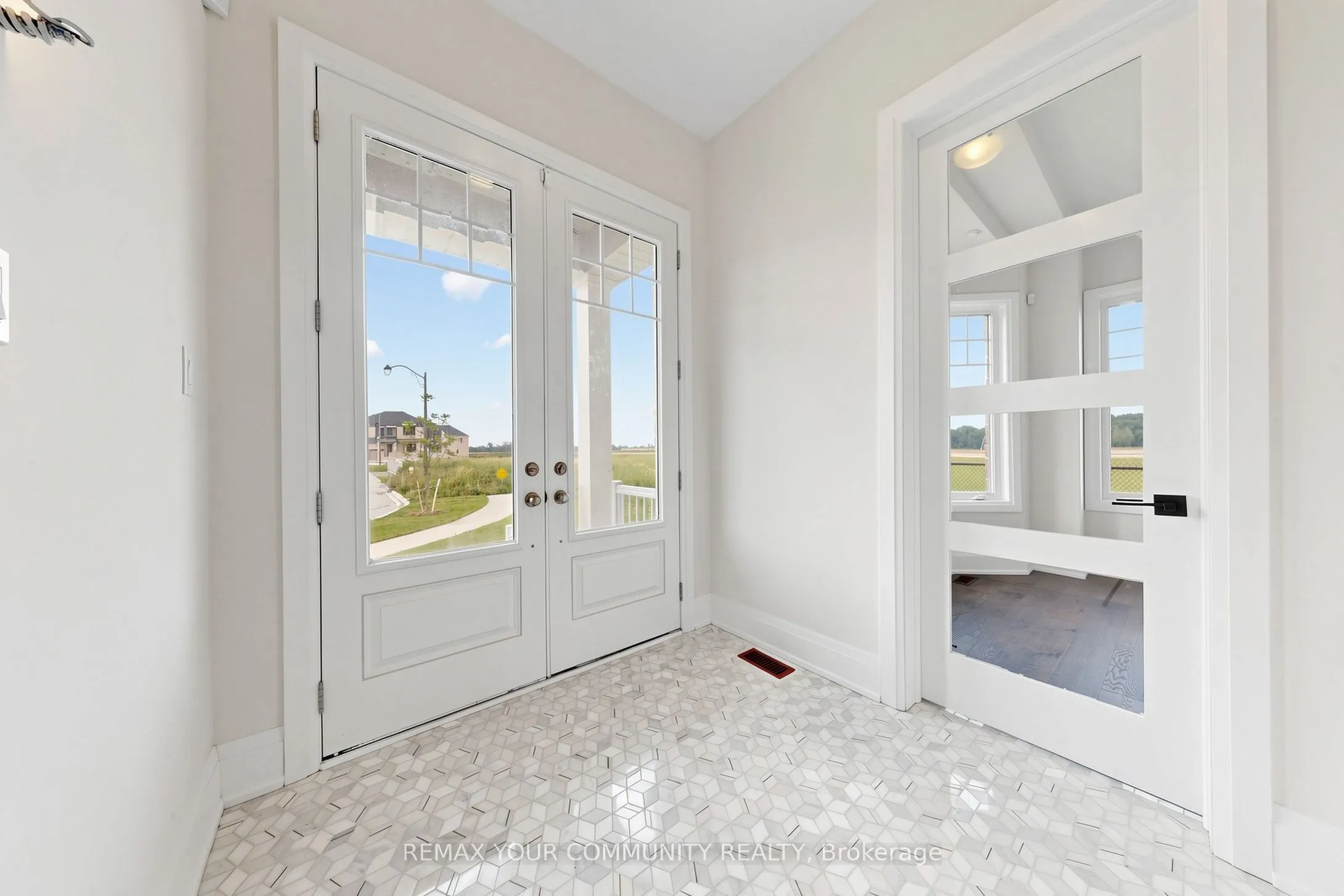 33 Lorrain Hand Crescent