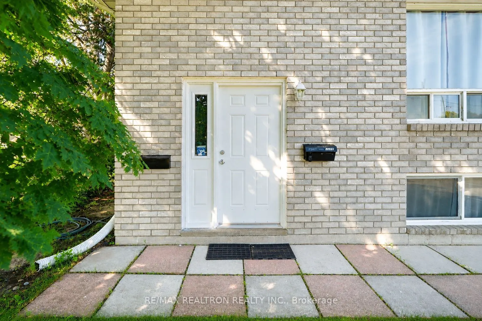 414 The Queensway Road S