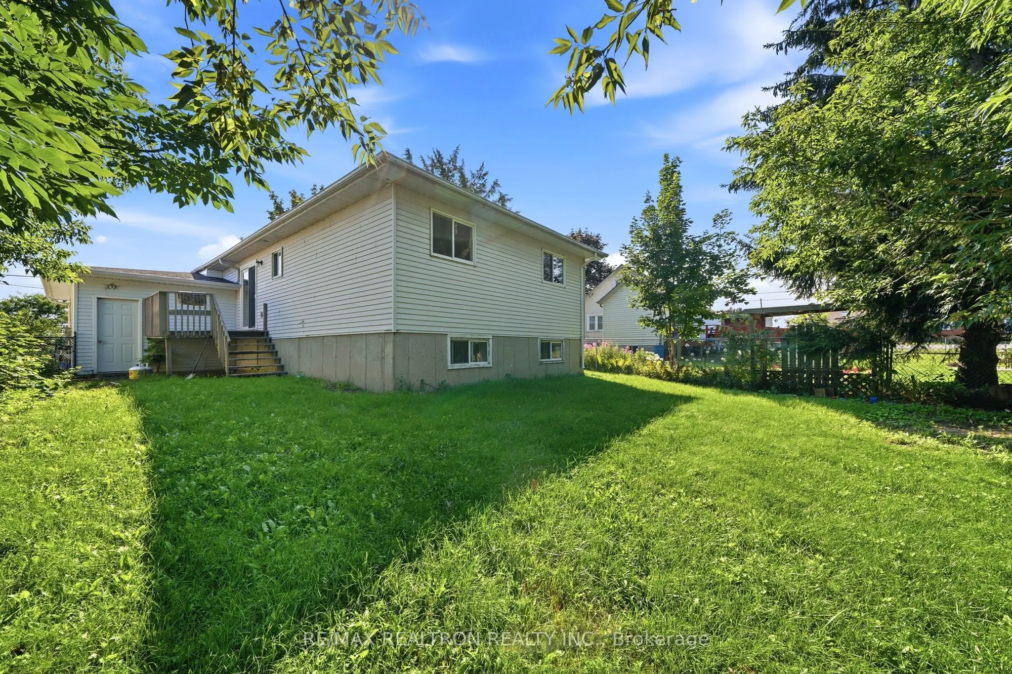 414 The Queensway Road S