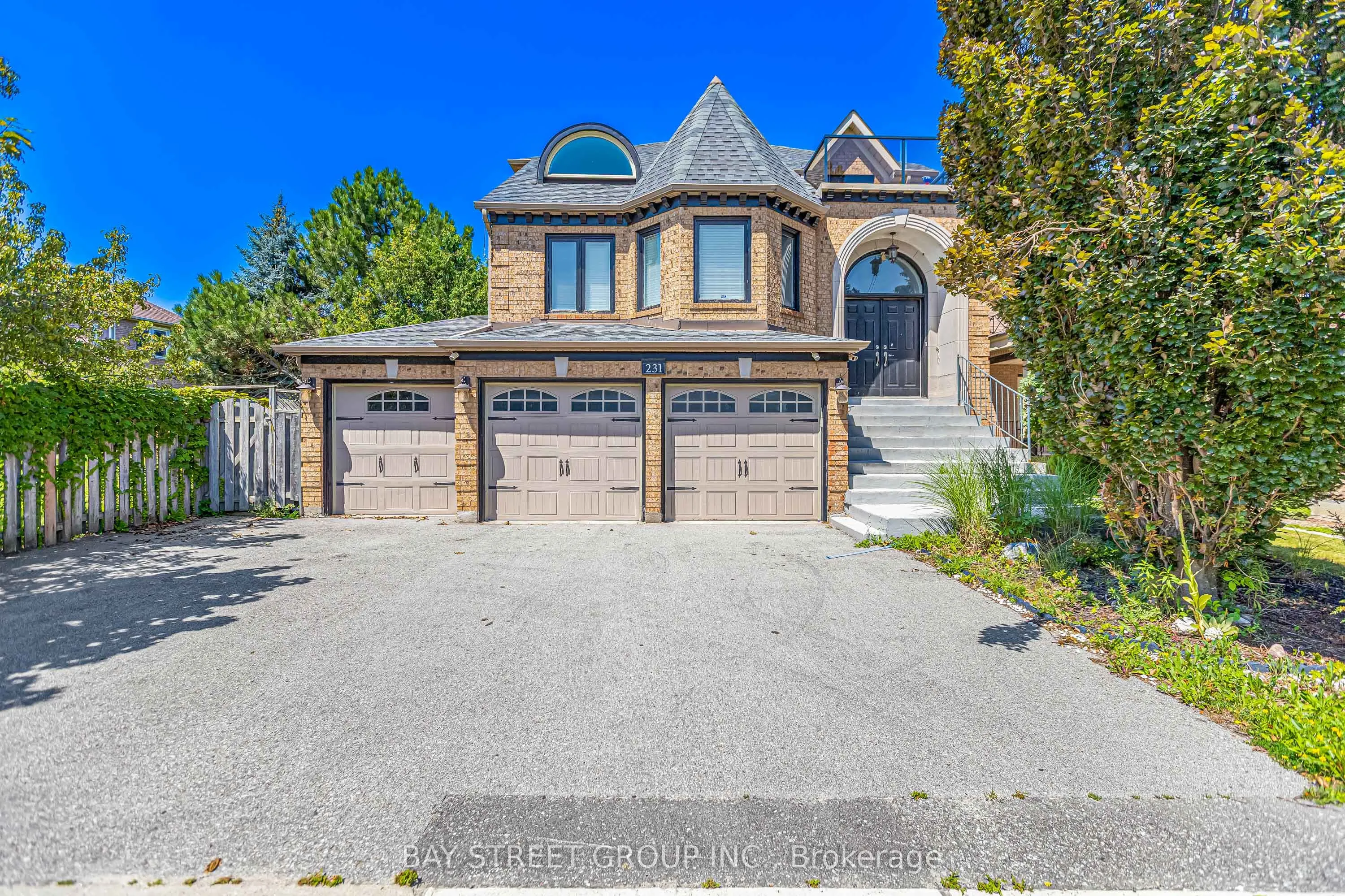 231 Shaftsbury Avenue N