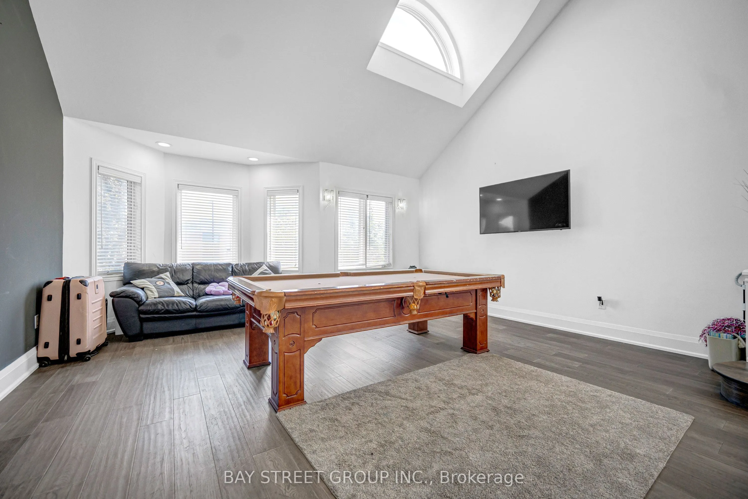 231 Shaftsbury Avenue N