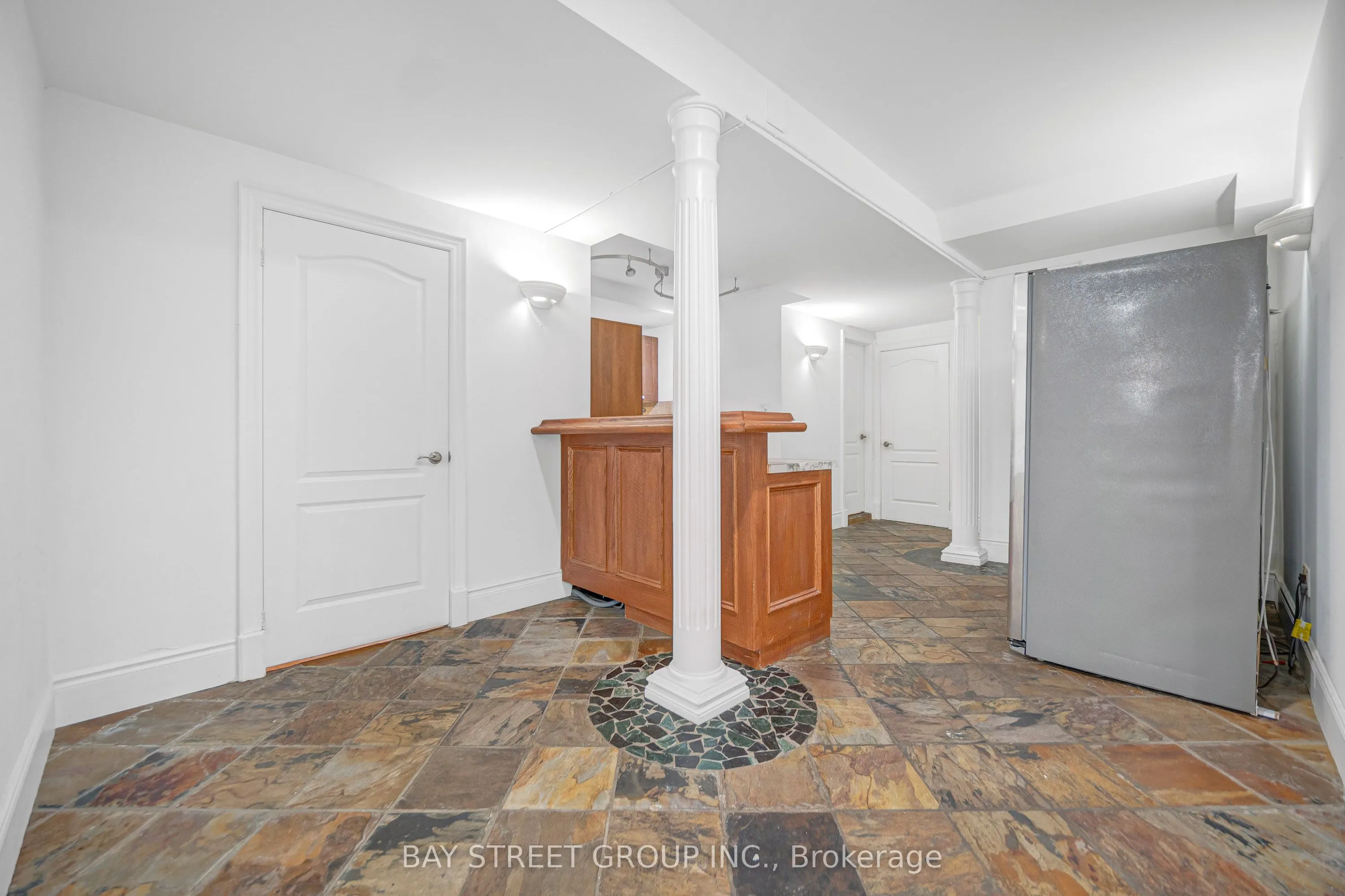 231 Shaftsbury Avenue N