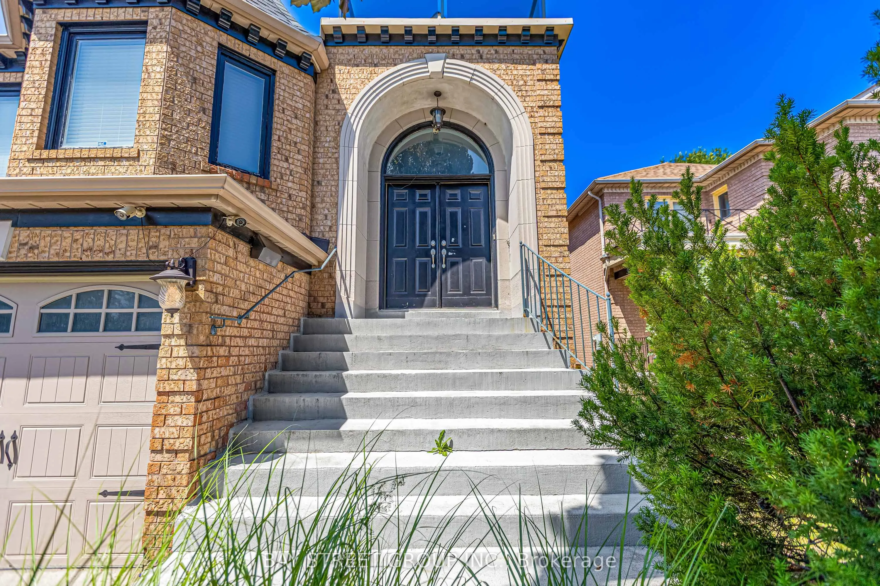 231 Shaftsbury Avenue N