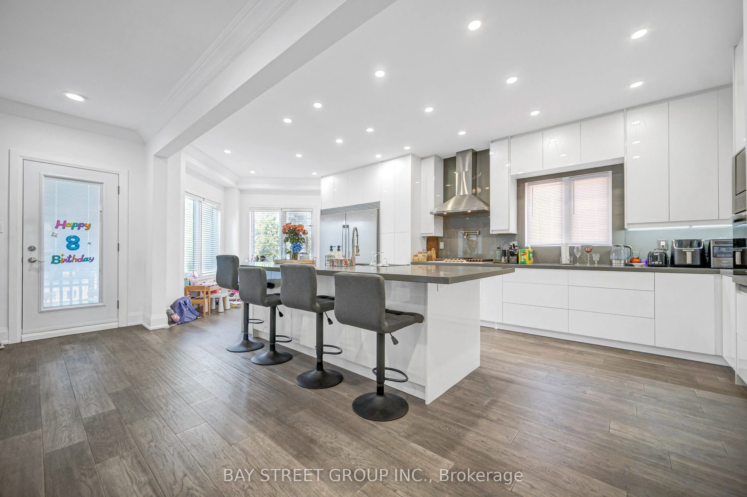 231 Shaftsbury Avenue N