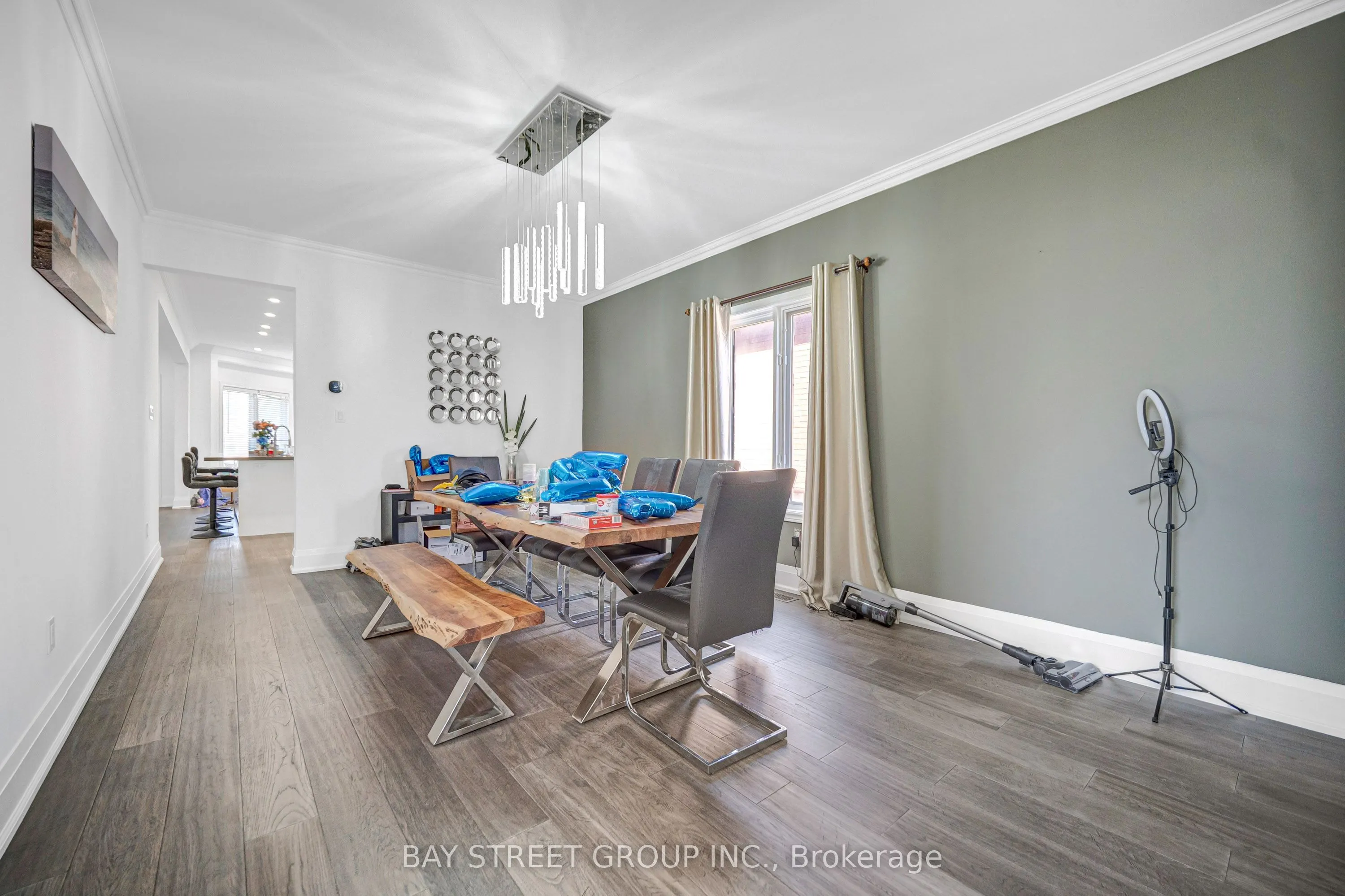 231 Shaftsbury Avenue N