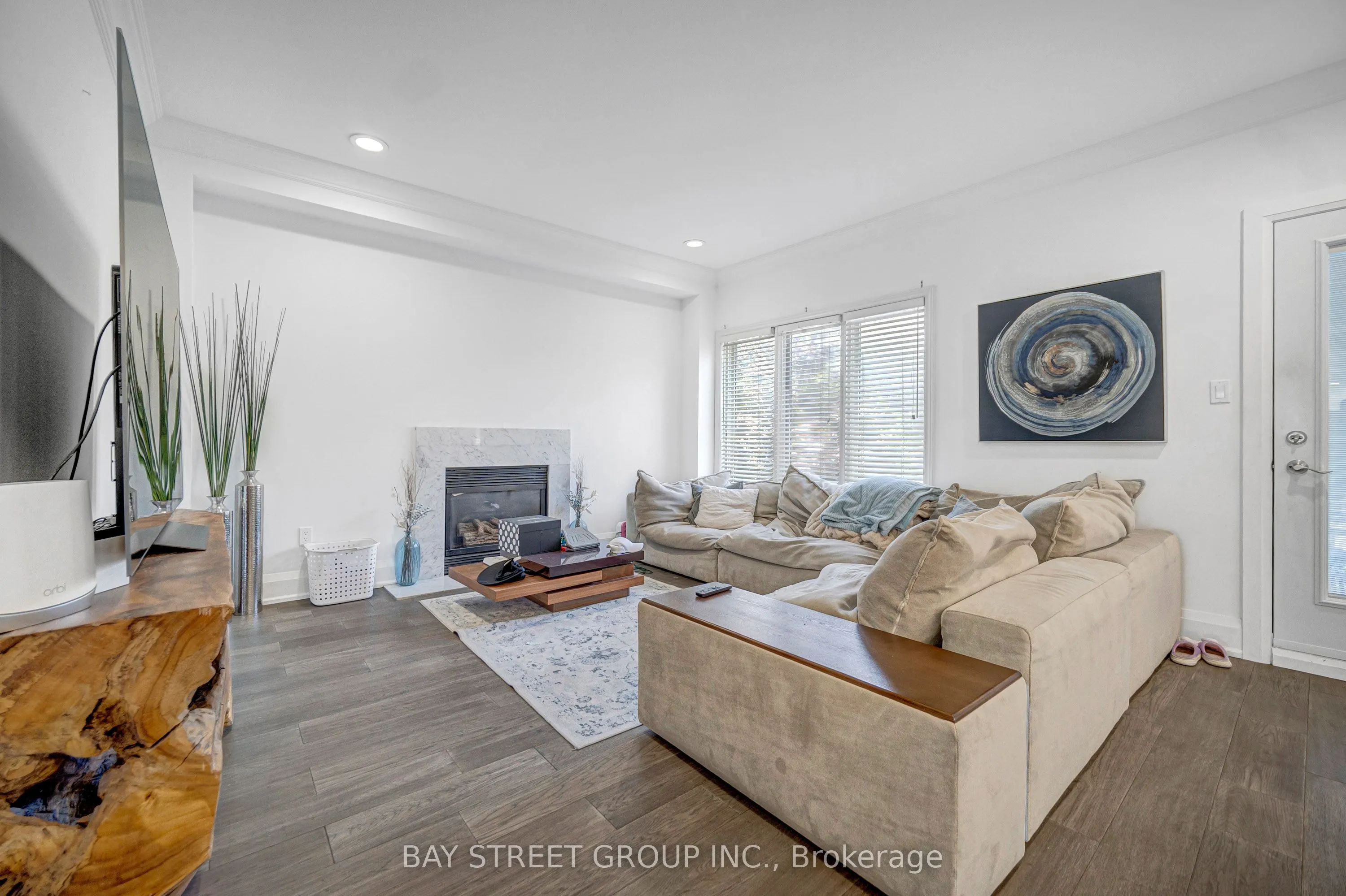 231 Shaftsbury Avenue N