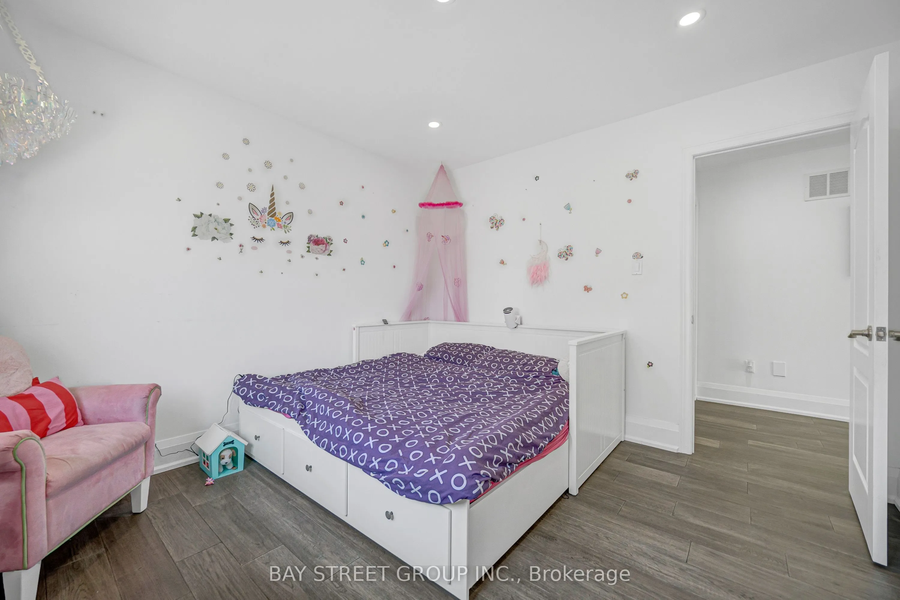 231 Shaftsbury Avenue N