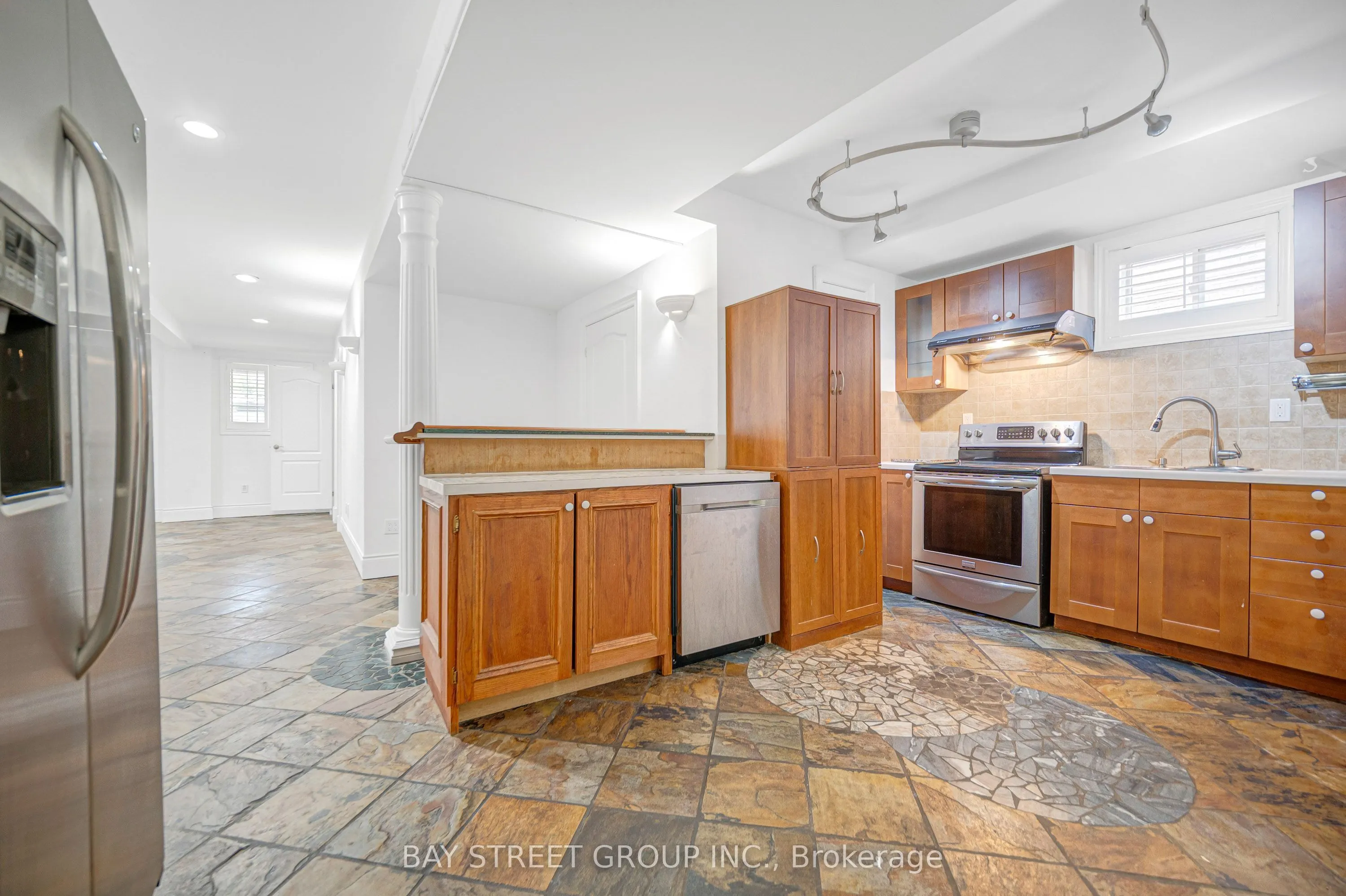 231 Shaftsbury Avenue N