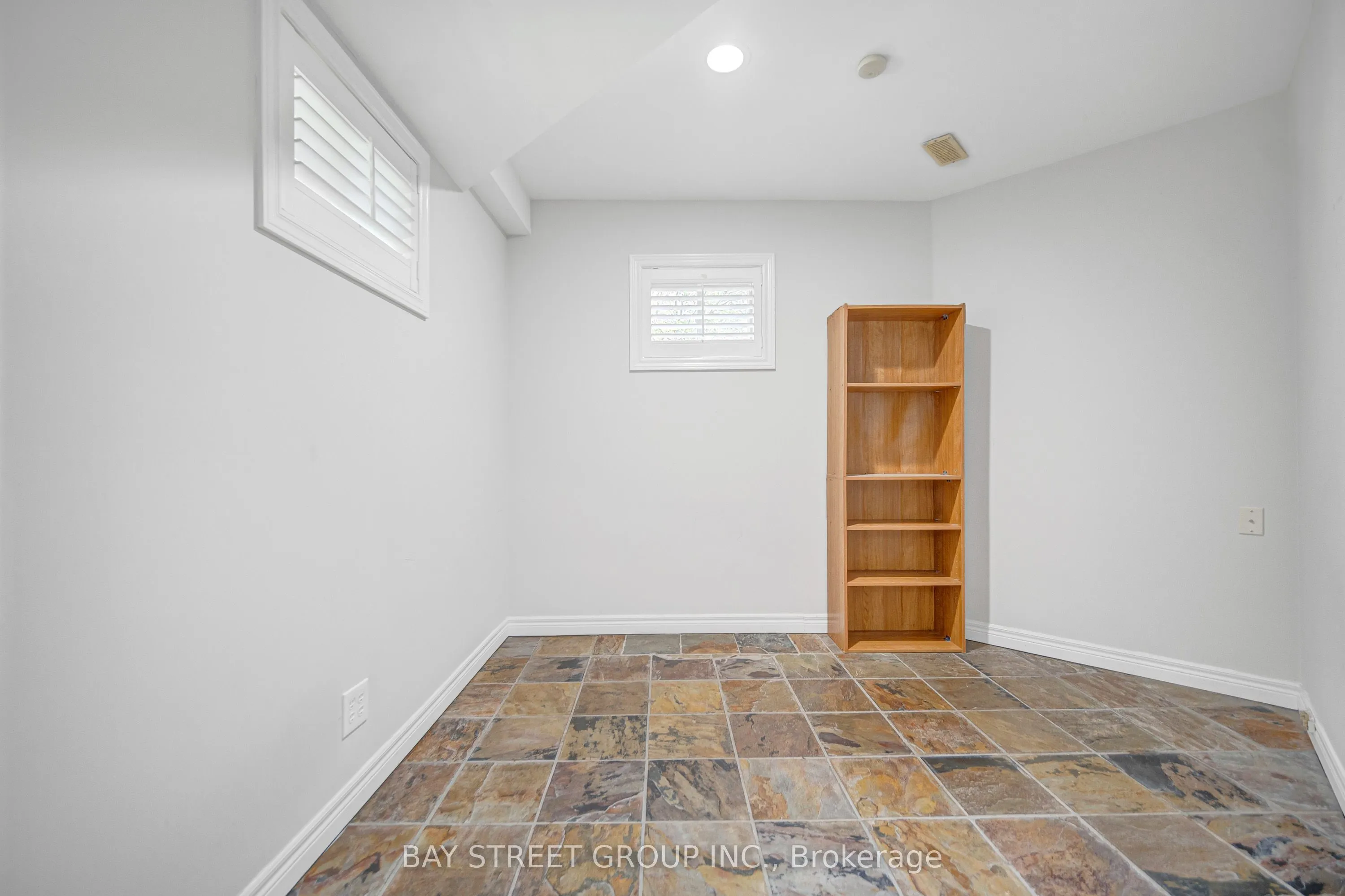 231 Shaftsbury Avenue N
