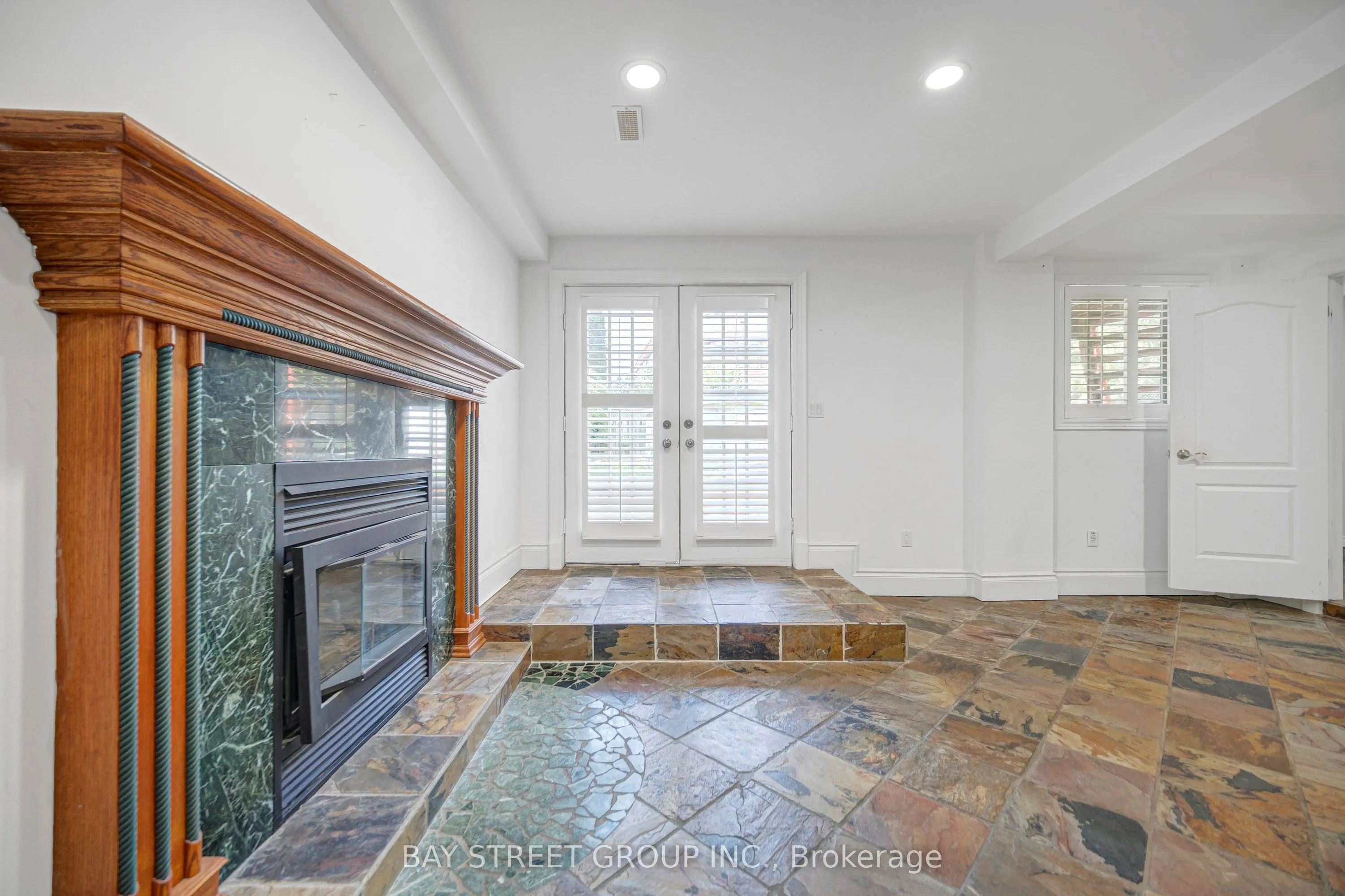 231 Shaftsbury Avenue N
