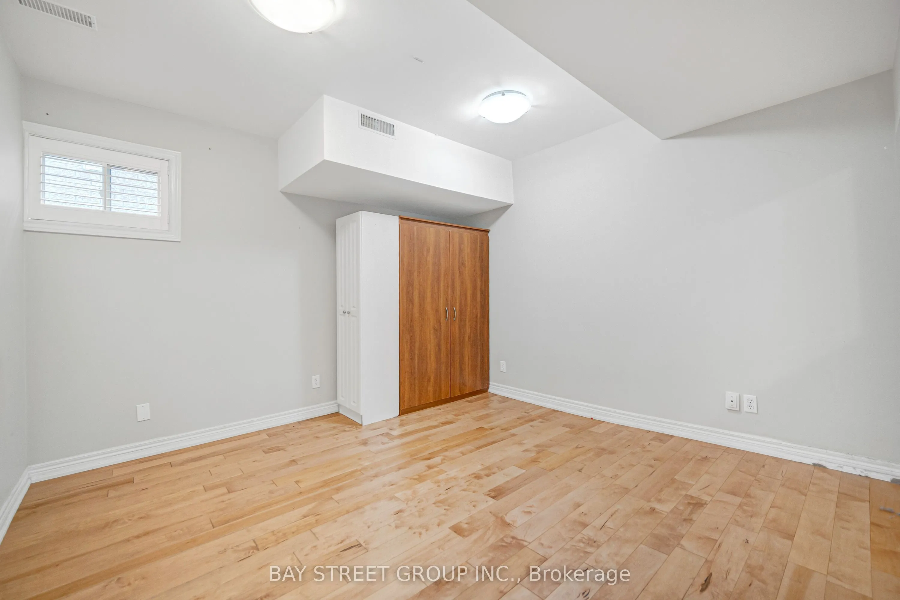 231 Shaftsbury Avenue N