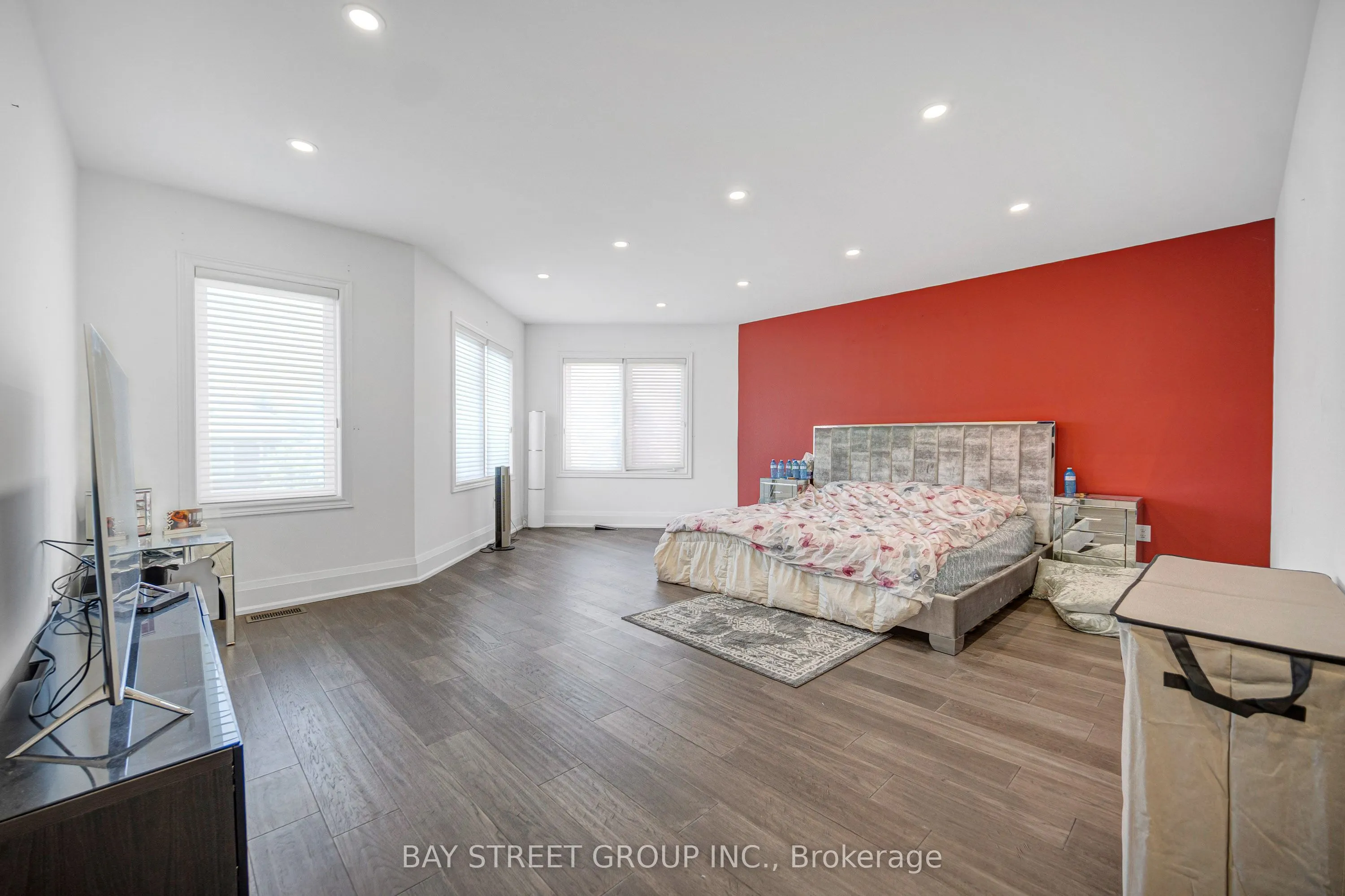 231 Shaftsbury Avenue N