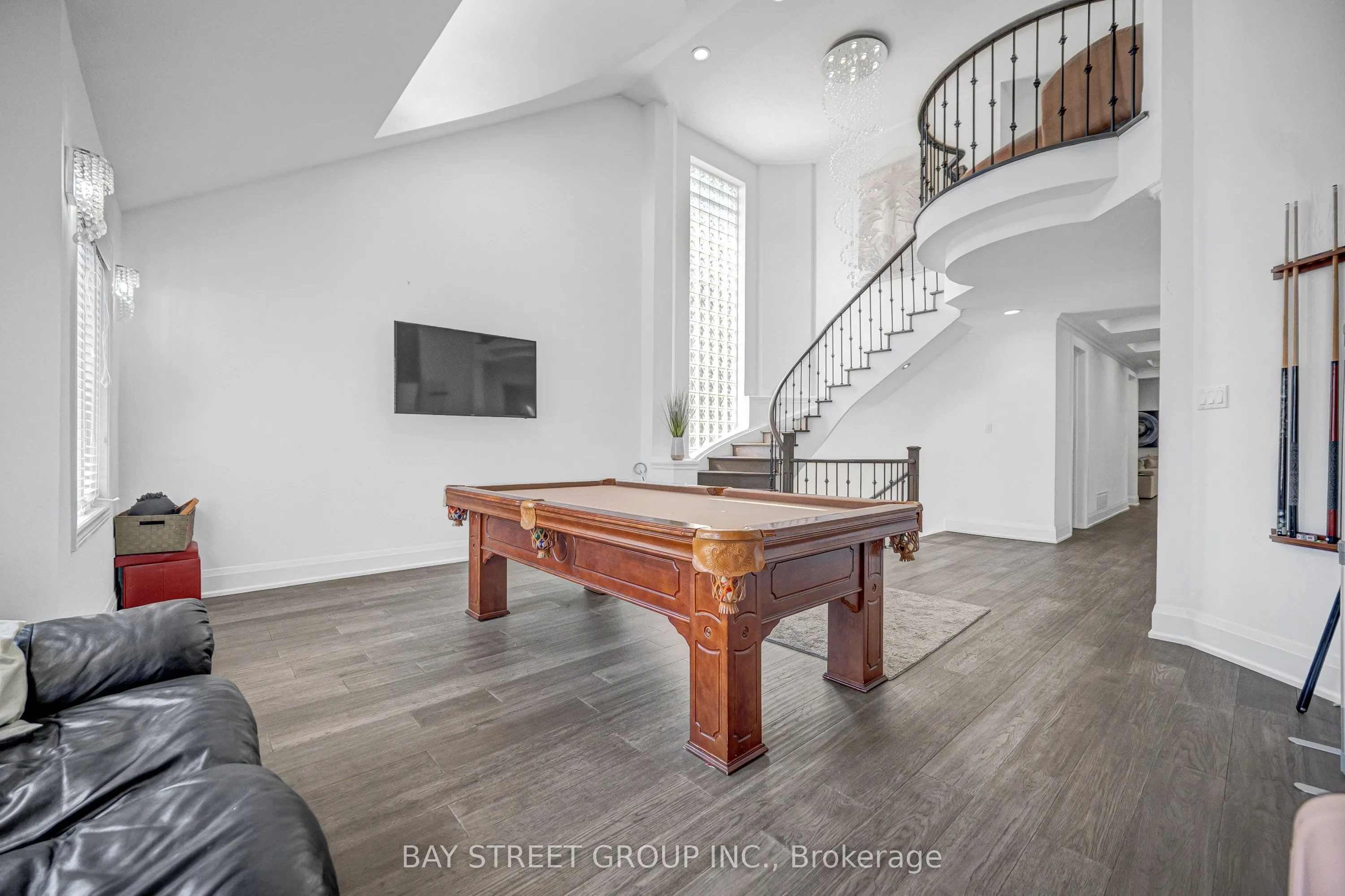 231 Shaftsbury Avenue N