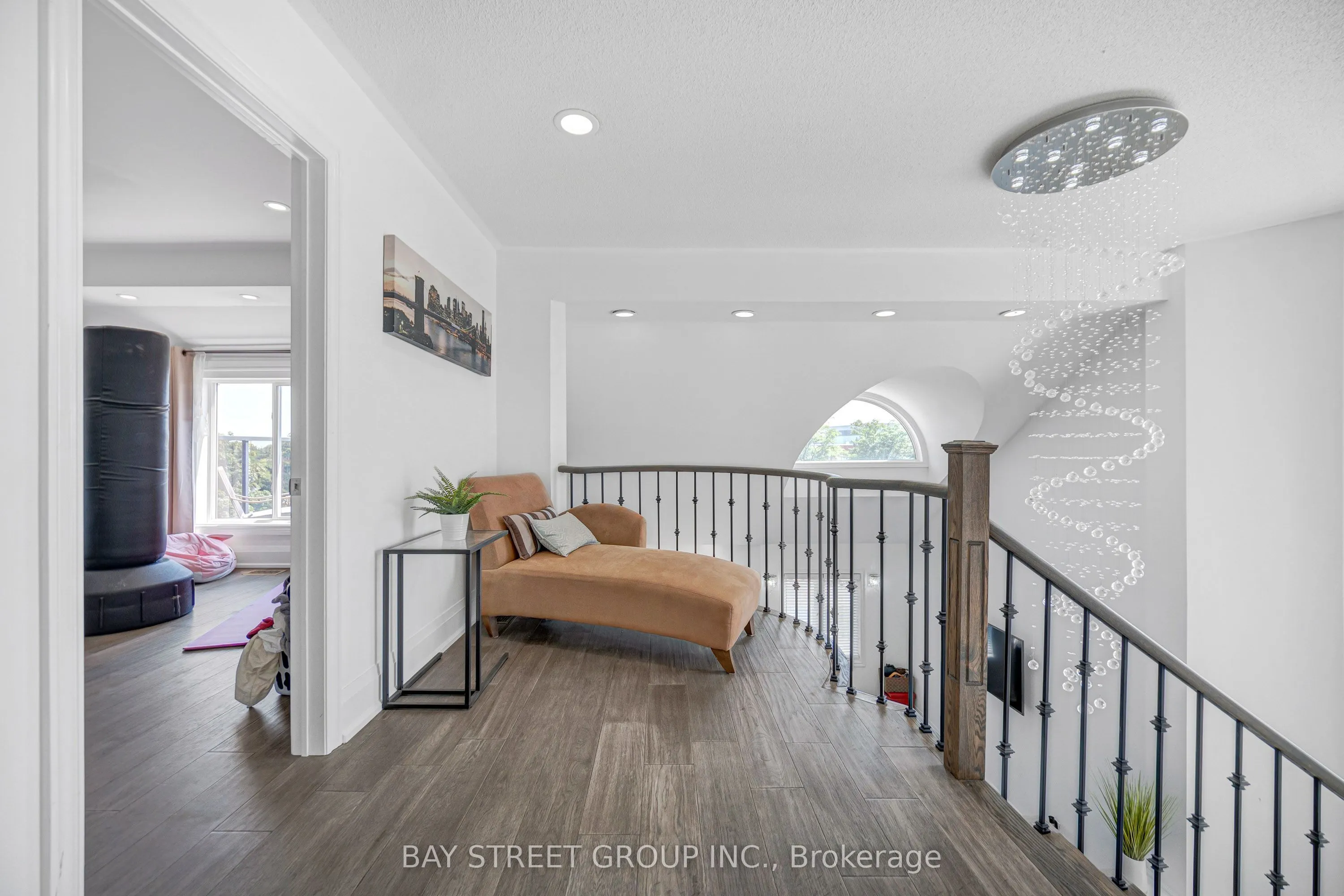 231 Shaftsbury Avenue N