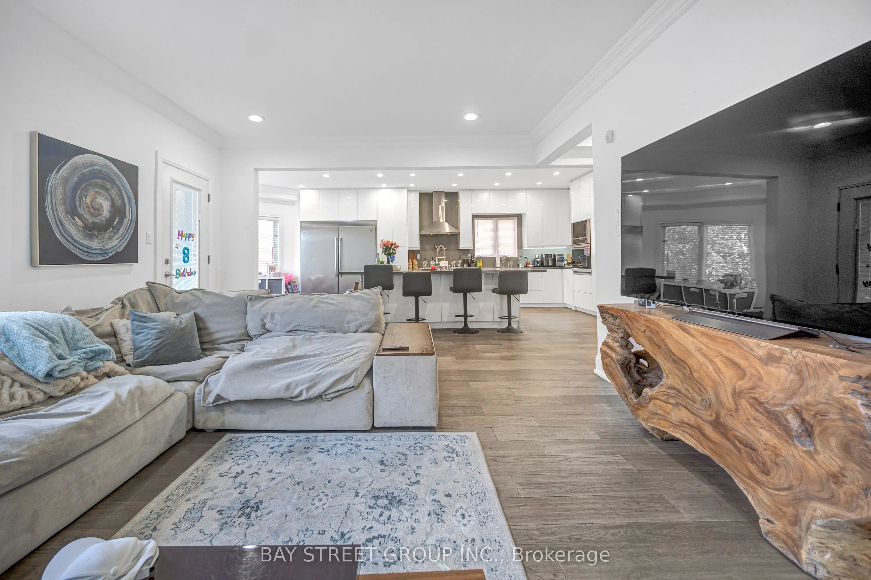 231 Shaftsbury Avenue N