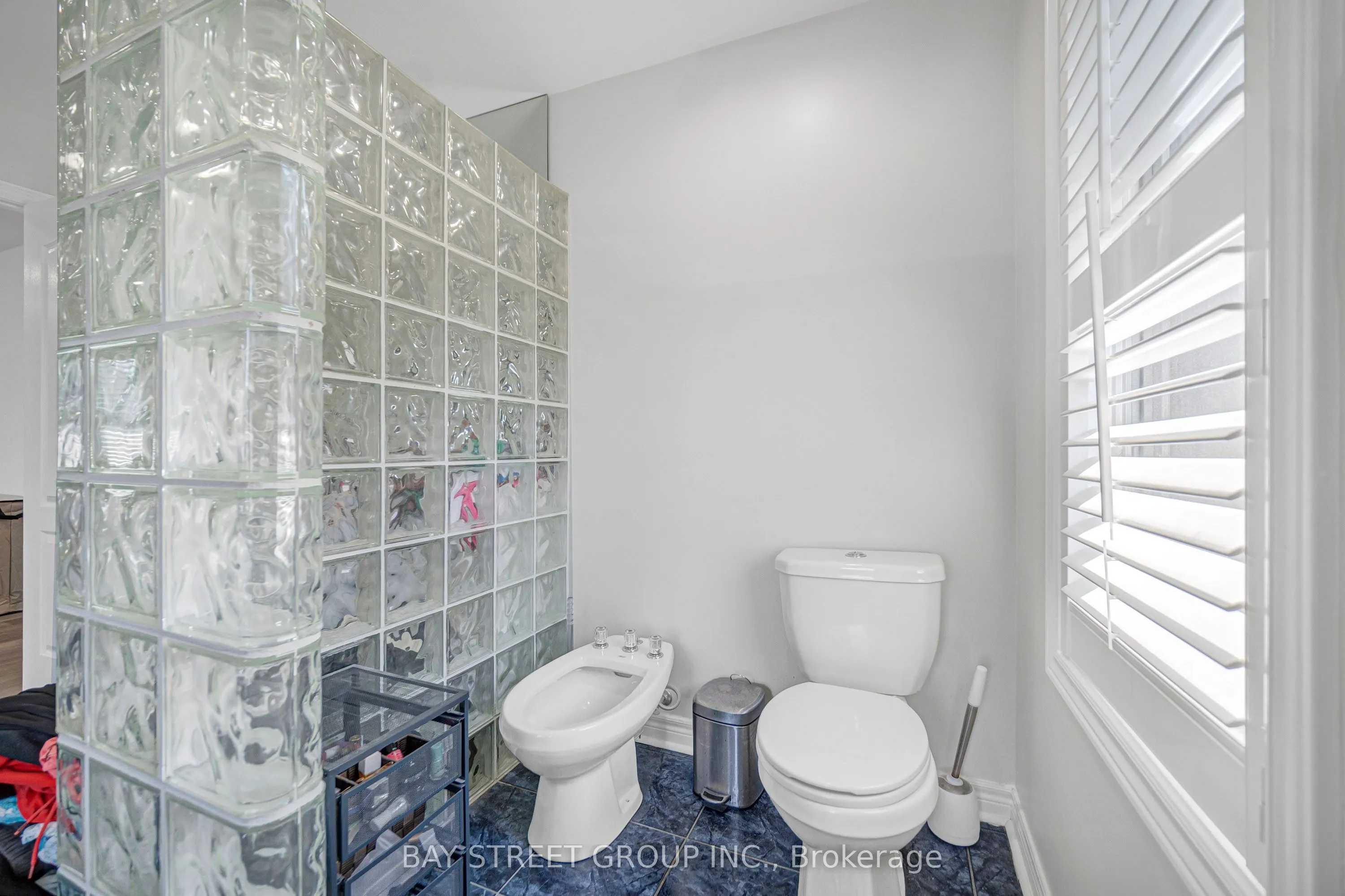 231 Shaftsbury Avenue N