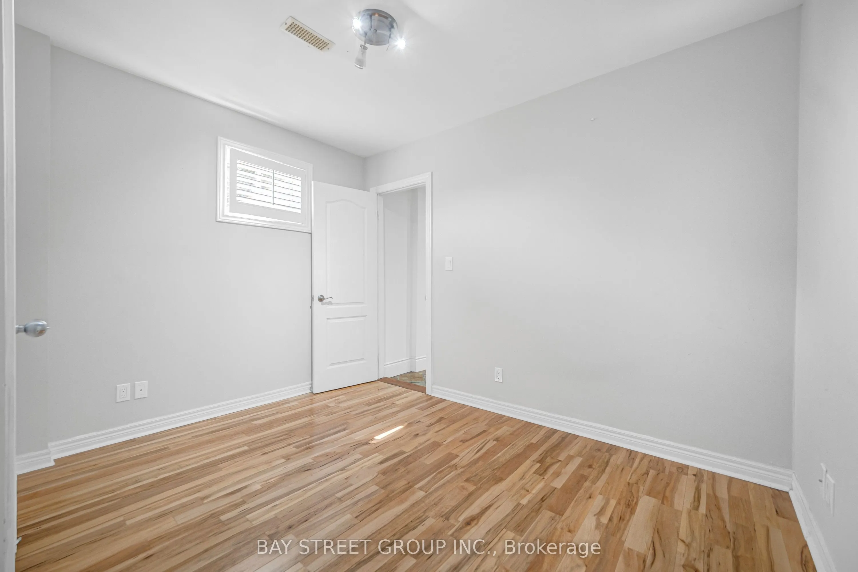 231 Shaftsbury Avenue N