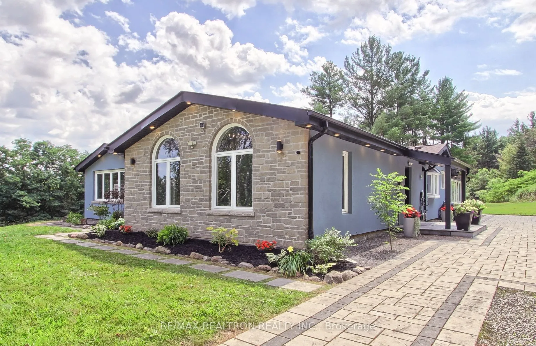 3433 Mount Albert Road