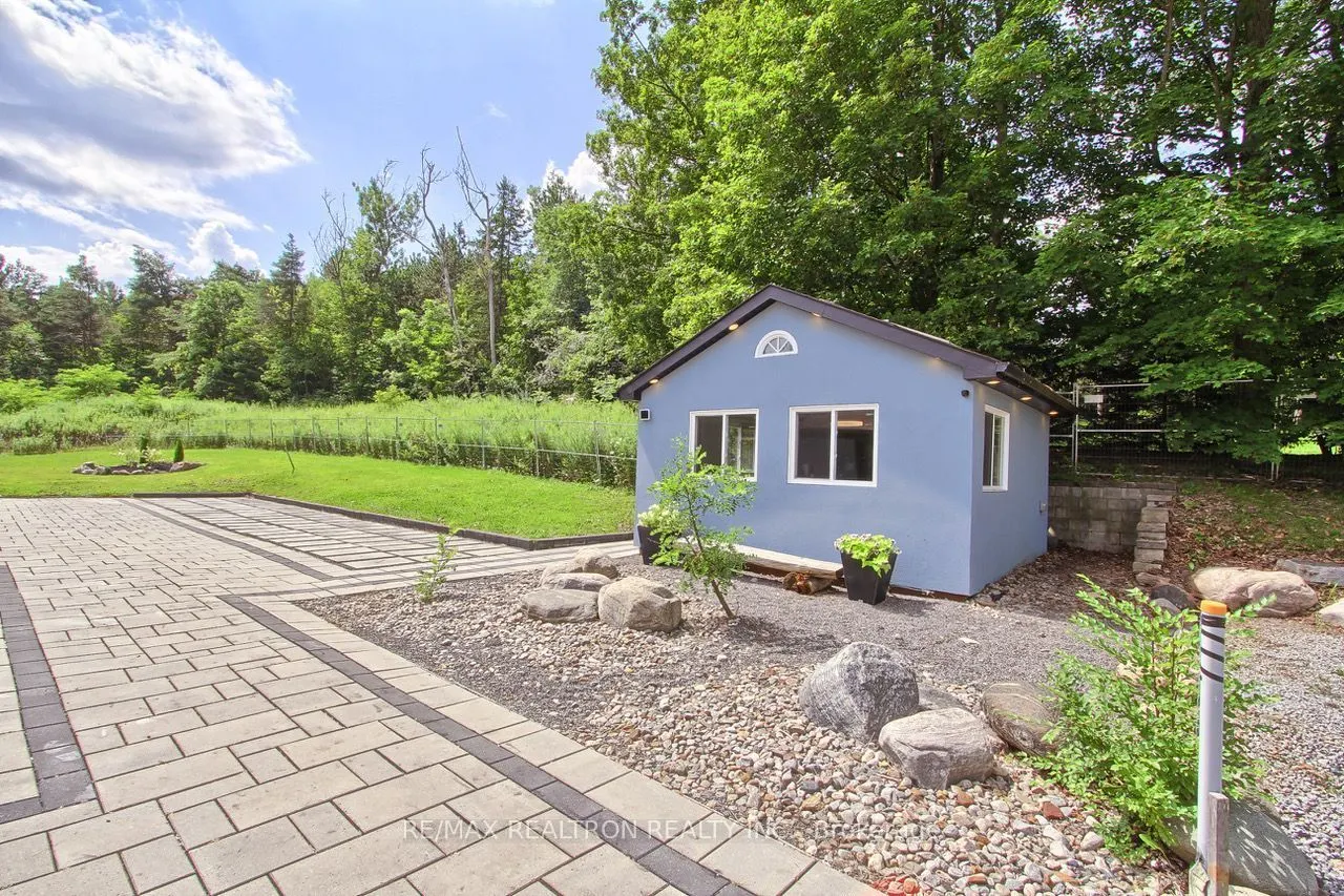 3433 Mount Albert Road