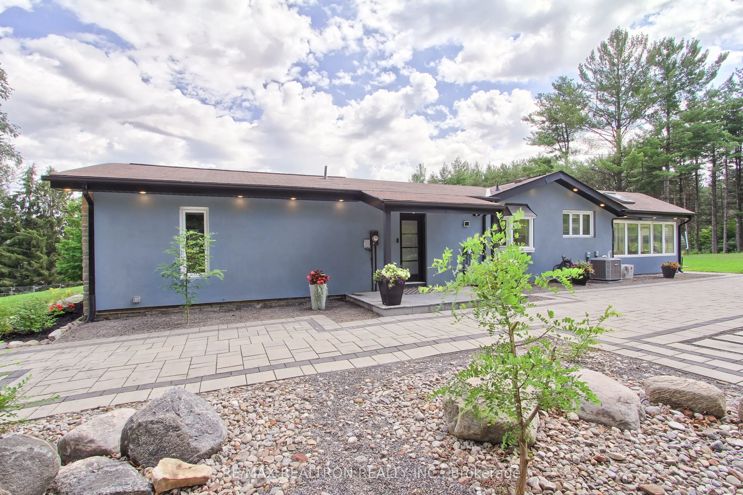 3433 Mount Albert Road