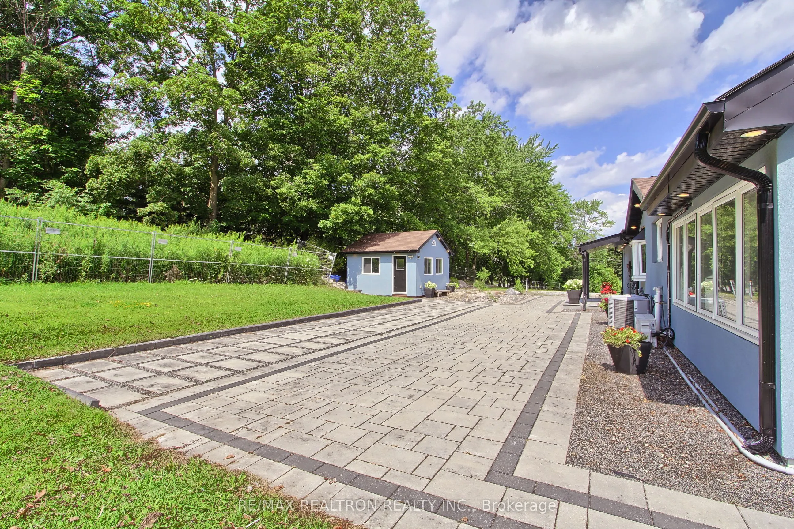 3433 Mount Albert Road