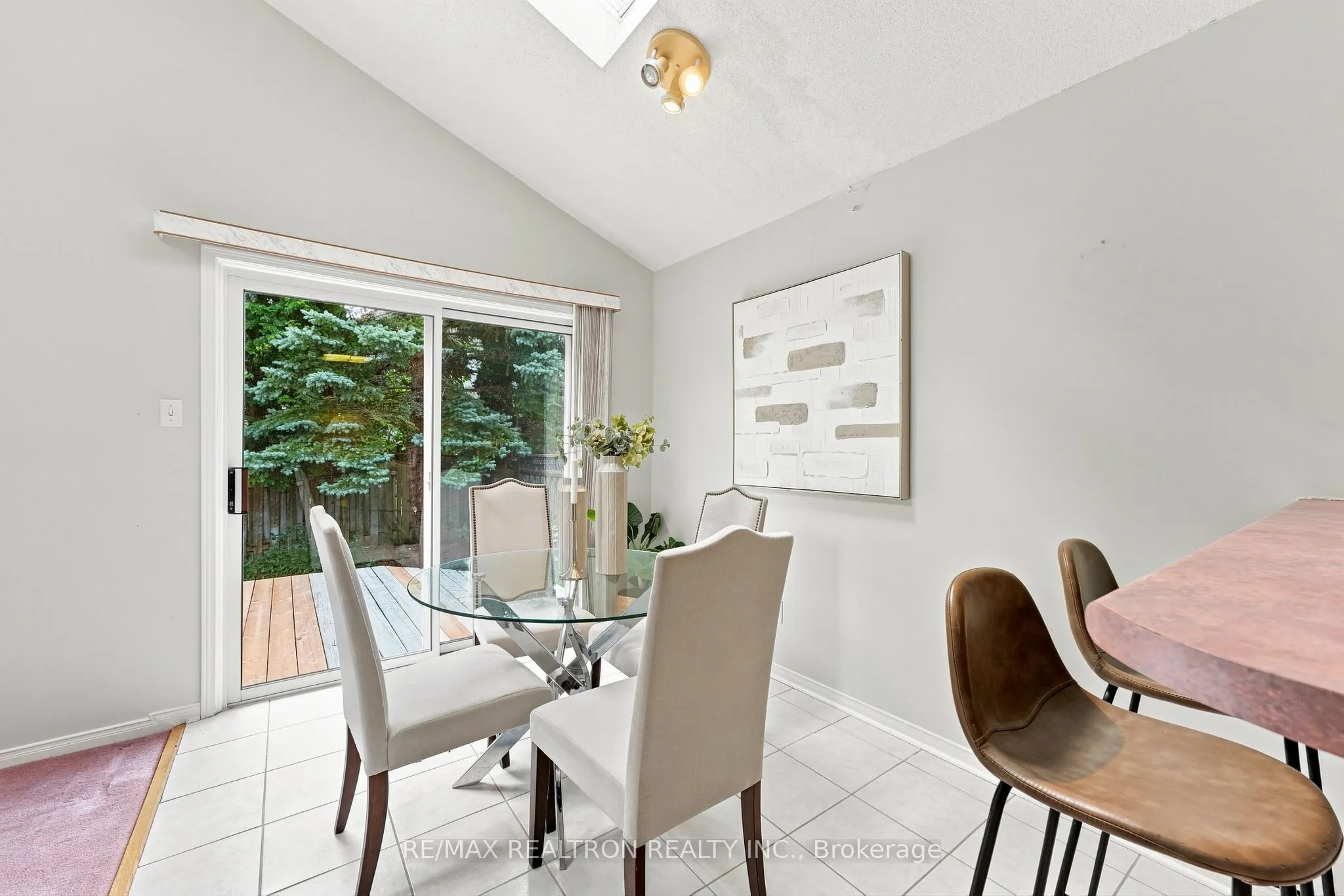 416 Heddle Crescent