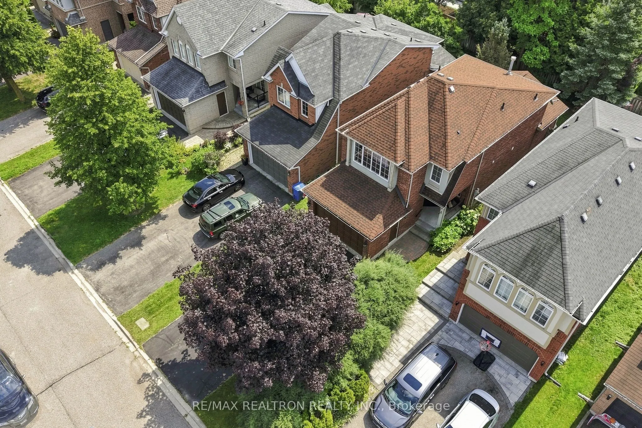 416 Heddle Crescent