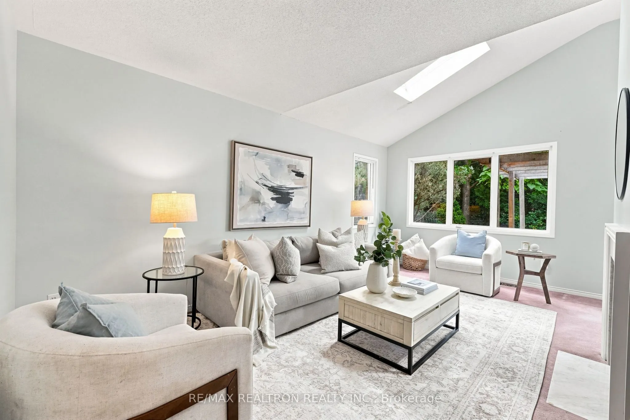 416 Heddle Crescent