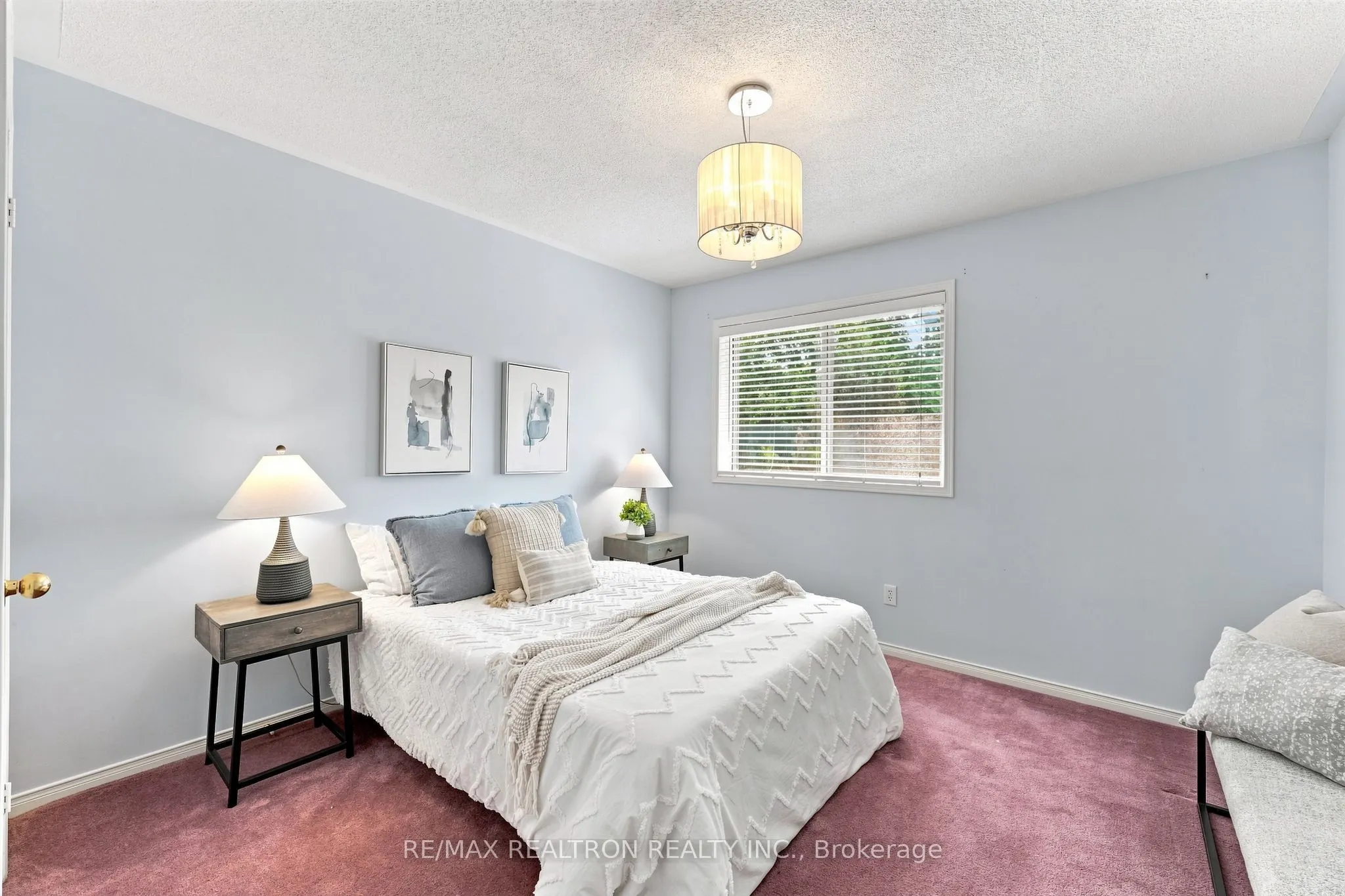 416 Heddle Crescent