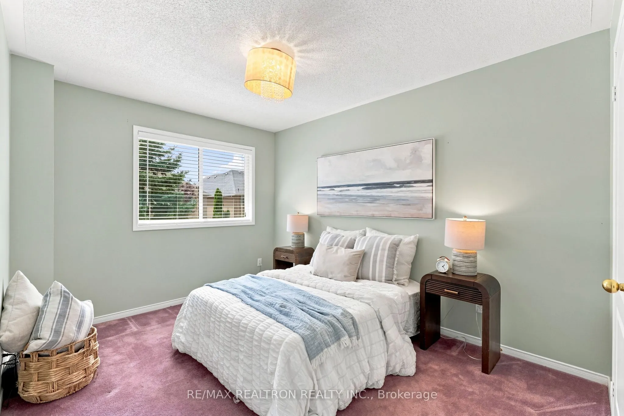 416 Heddle Crescent