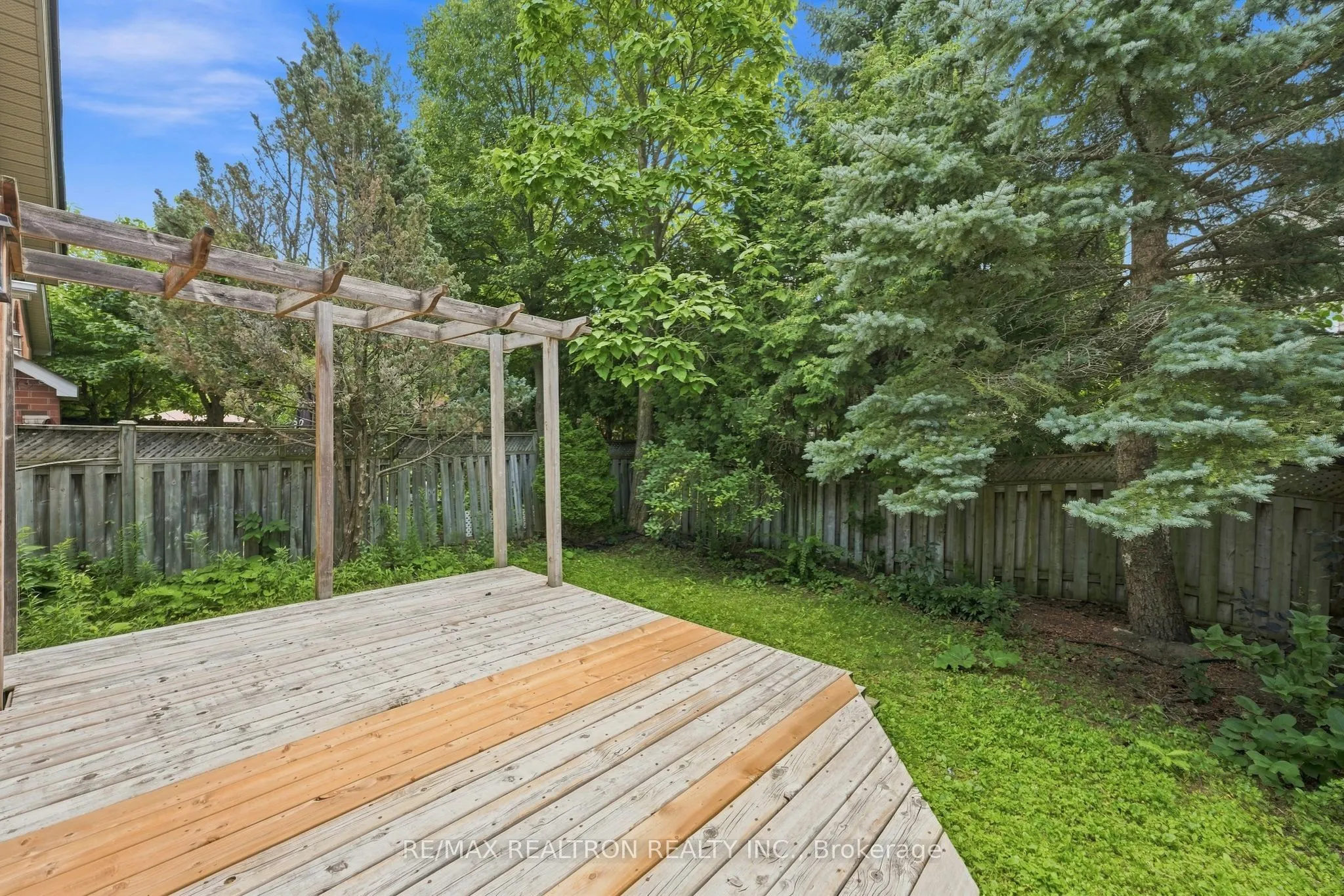 416 Heddle Crescent