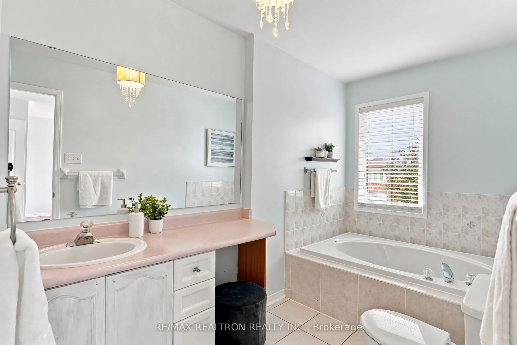 416 Heddle Crescent