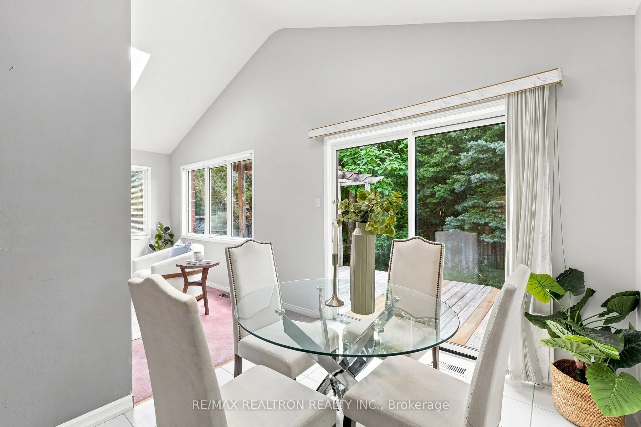 416 Heddle Crescent