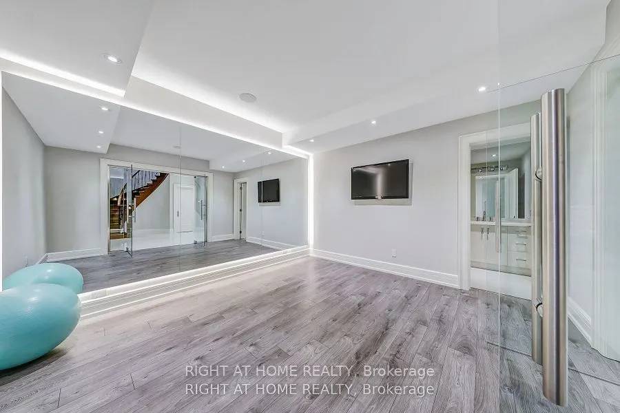 10 Yongeview Avenue