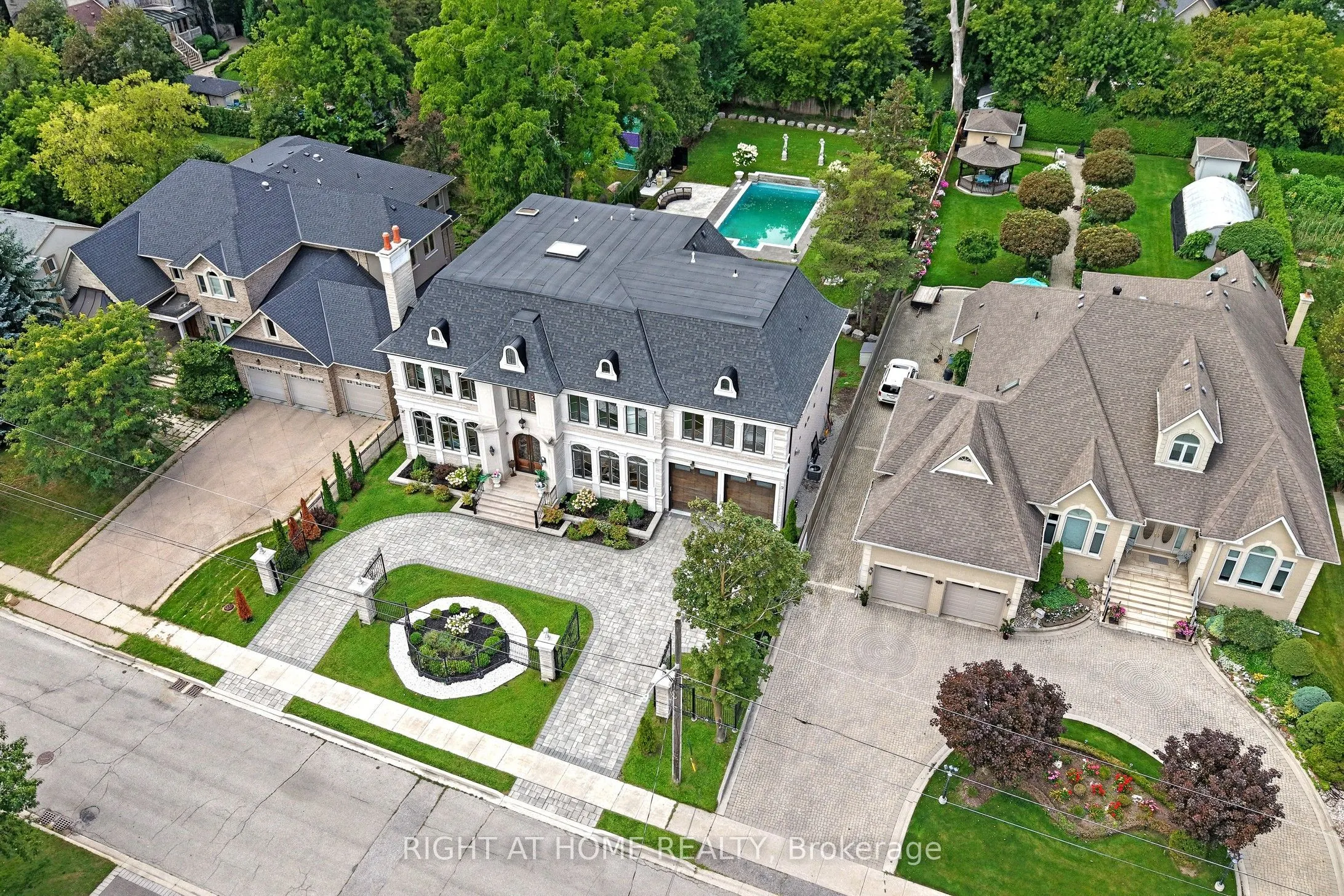 10 Yongeview Avenue