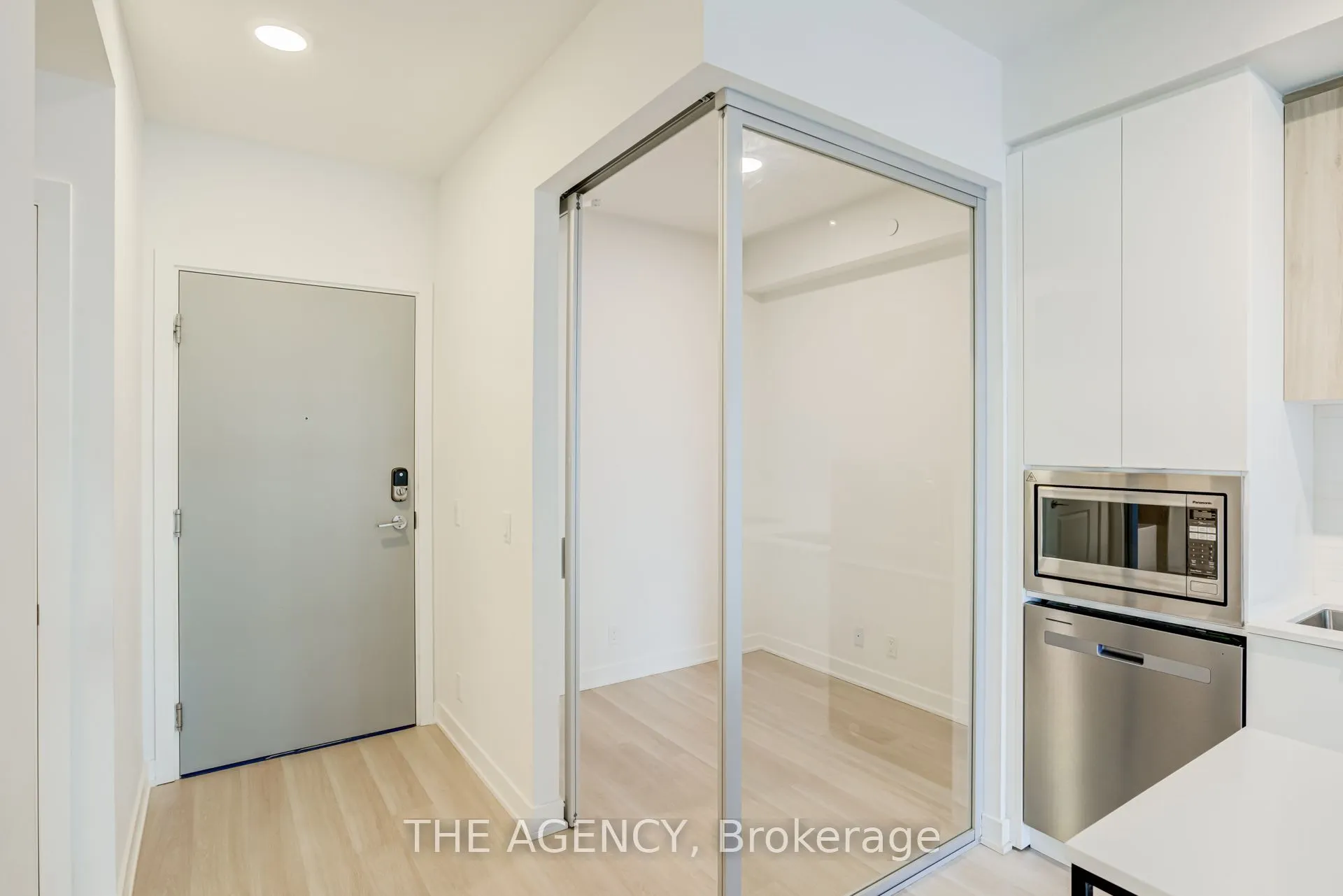 30 Upper Mall Way #1108