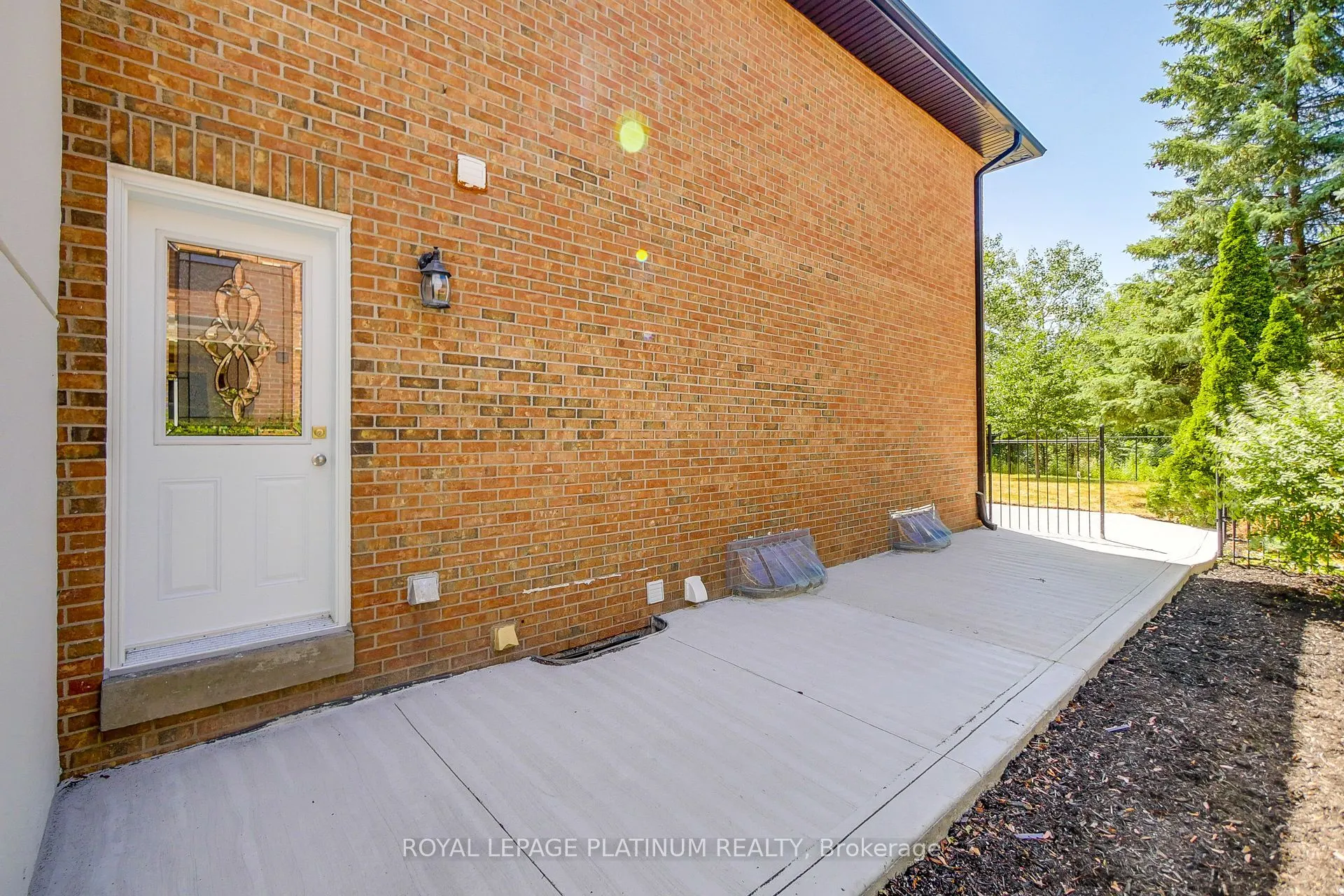 16 Bridgend Court S