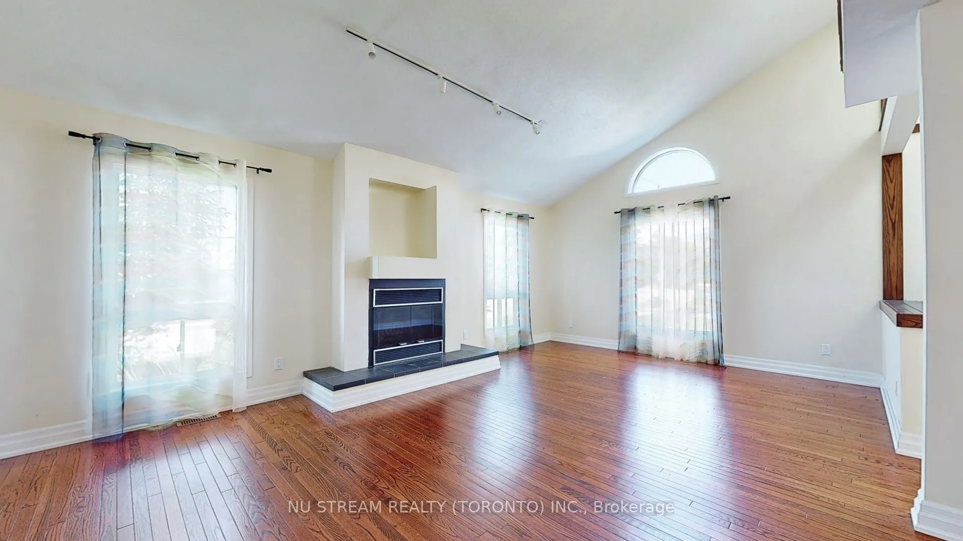 15 Bond Crescent