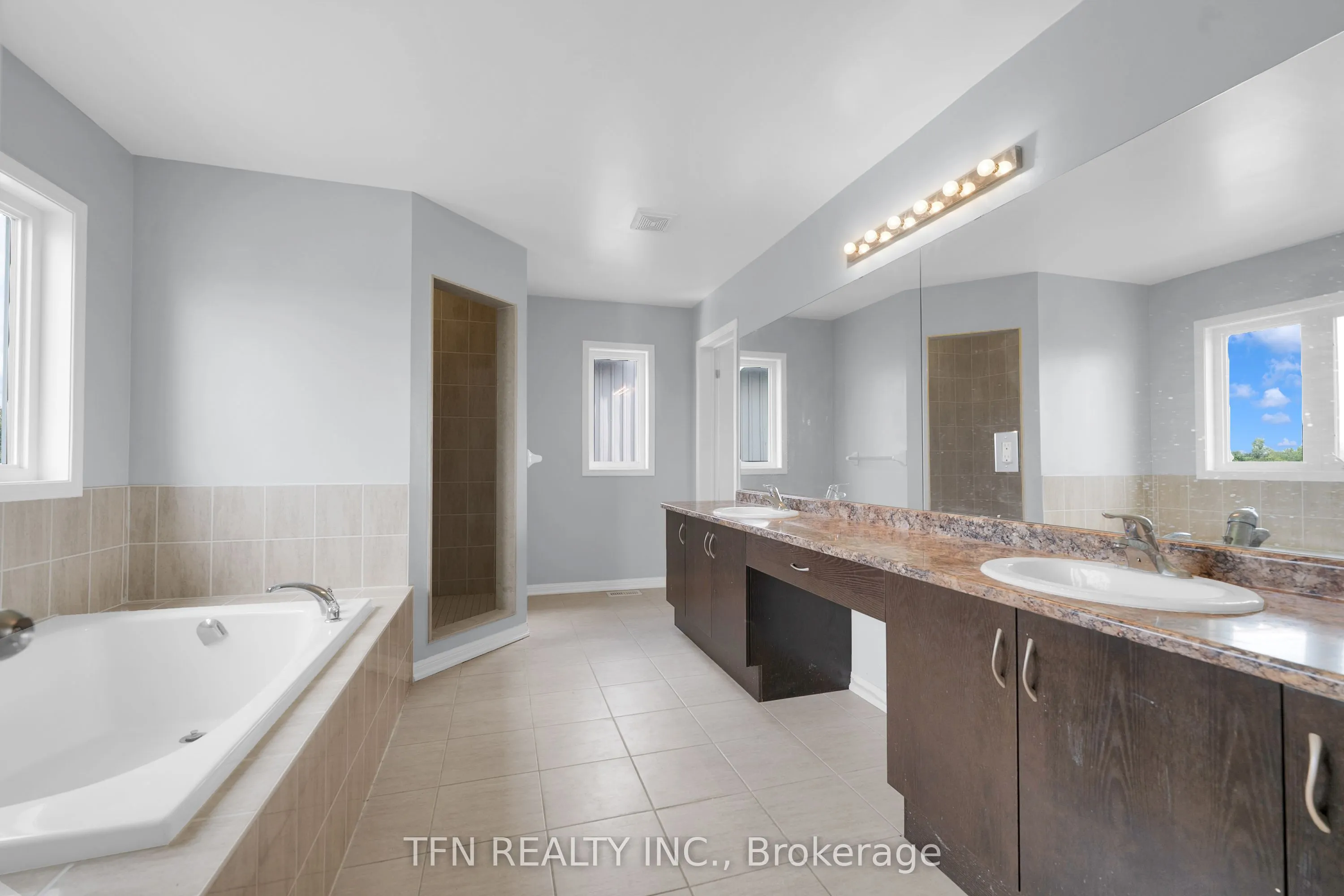 24 Don Hadden Crescent